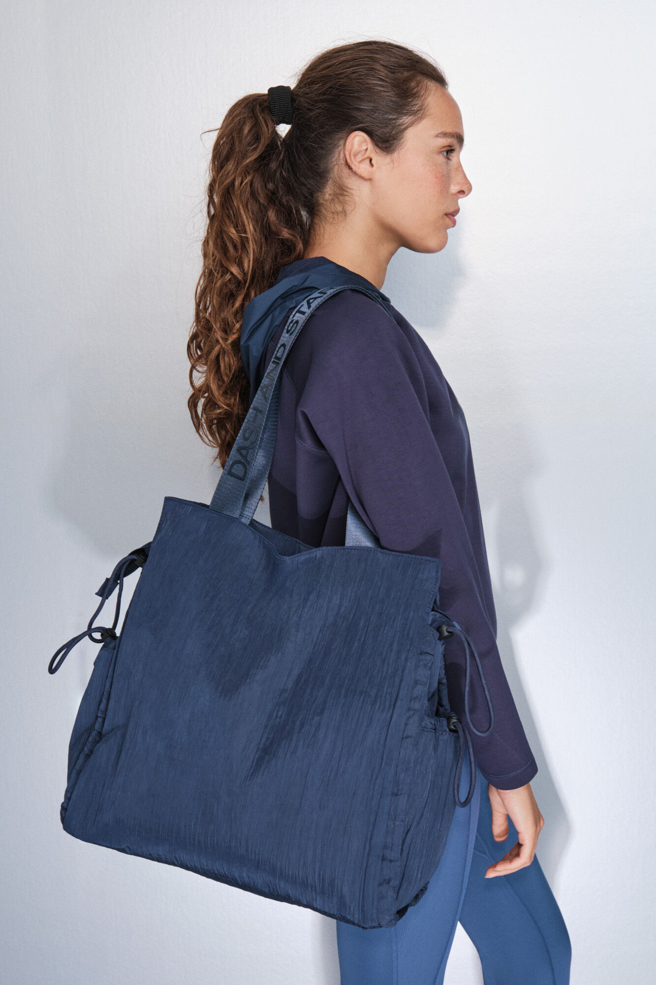 Dash and Stars Bolsa de bolsa de nailon con satinado azul.