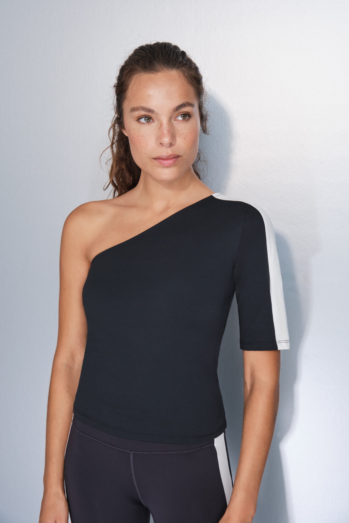 Dash and Stars Playera con escote asim&eacute;trico negro