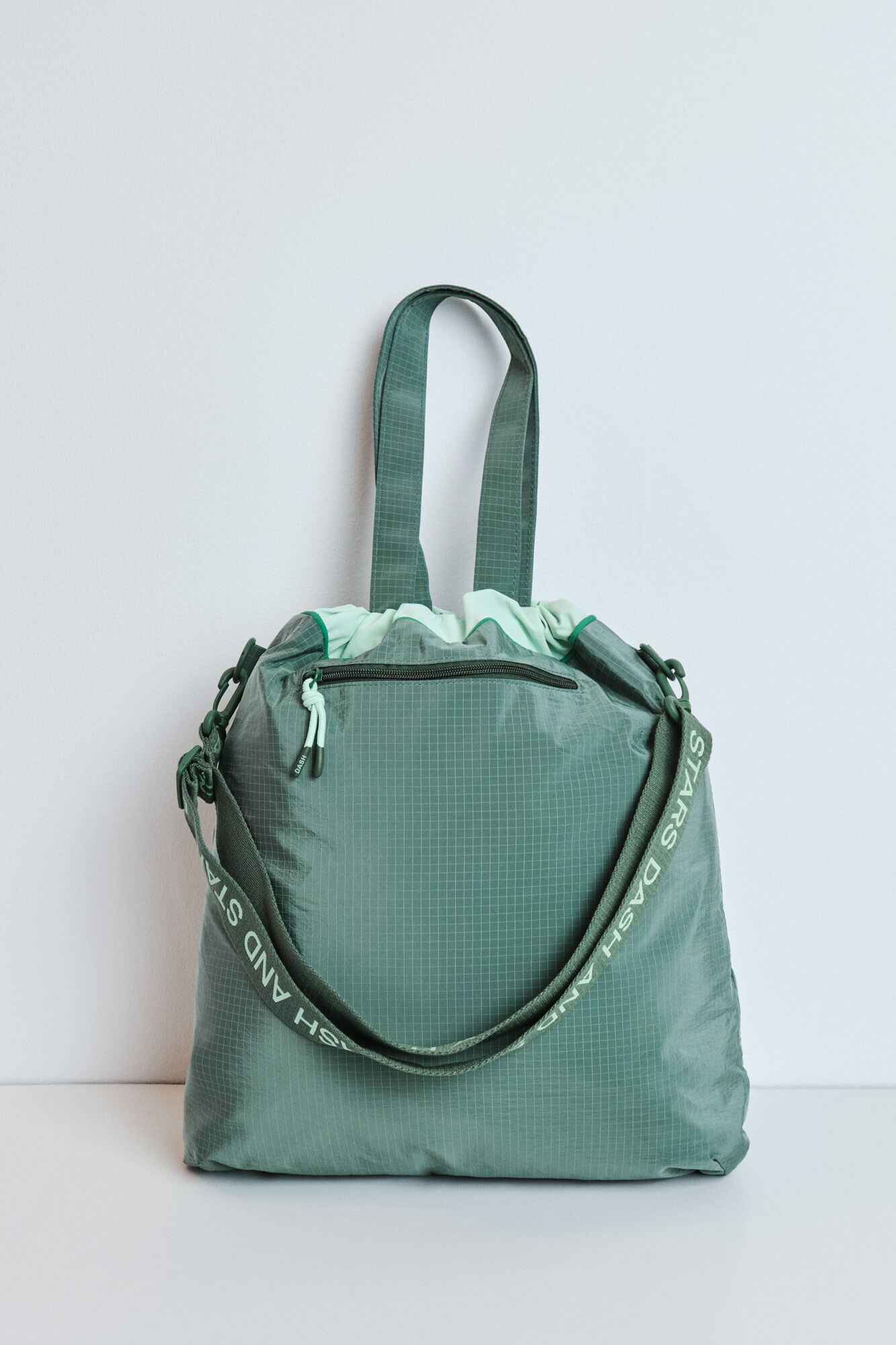 Dash and Stars Bolsa tote acolchada de nylon verde
