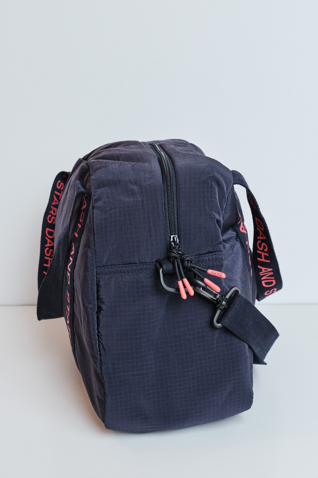 Dash and Stars Bolsa de deporte acolchada de nylon gris