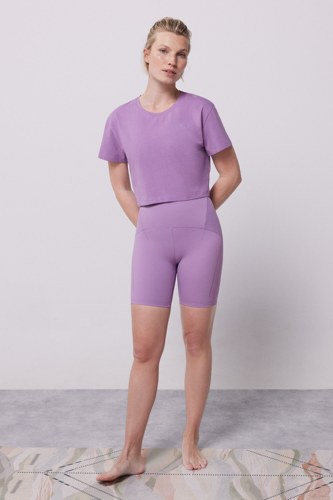 Dash and Stars Camiseta cropped manga corta morada estampado