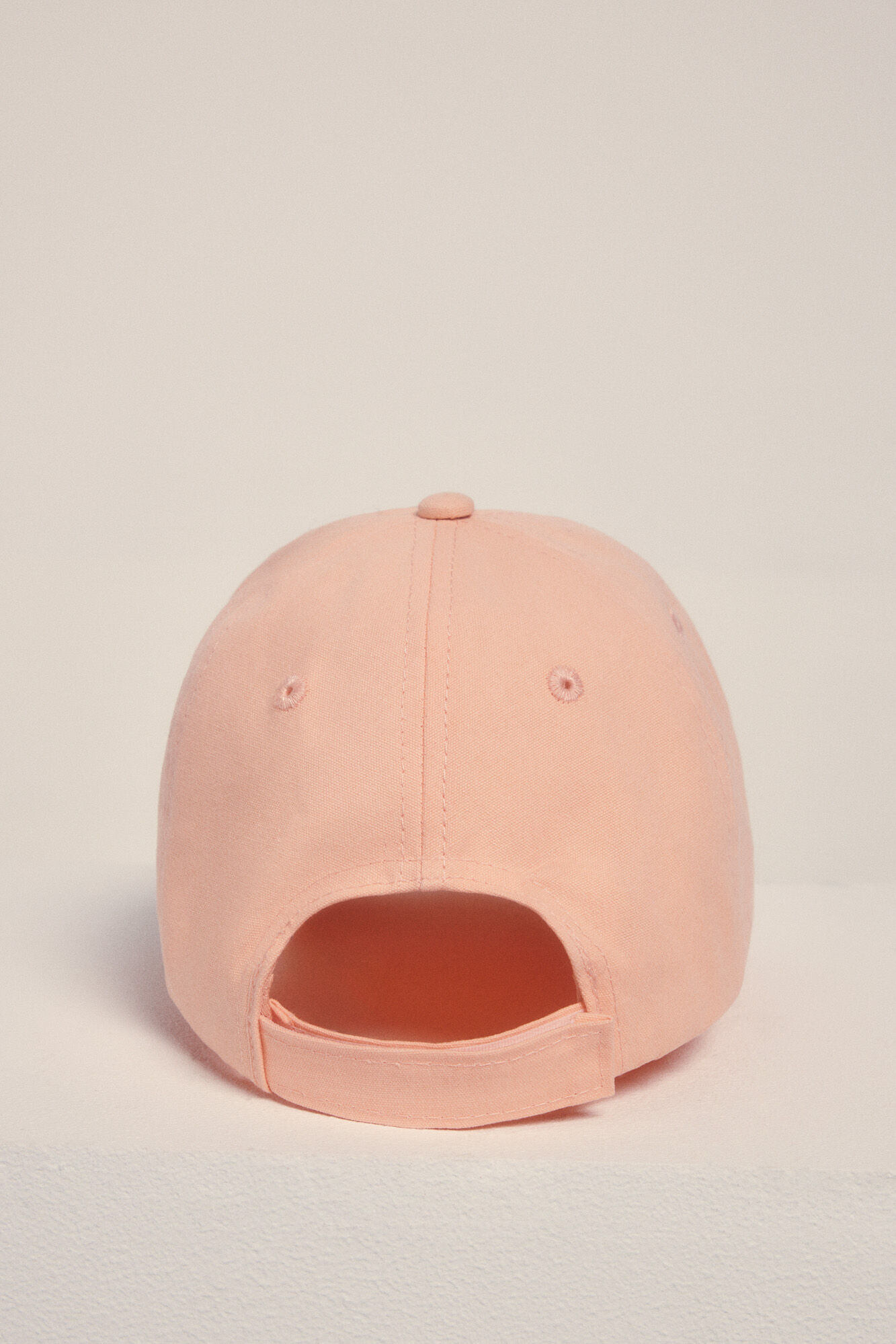 Dash and Stars Gorra algod&oacute;n logo bordado rojo