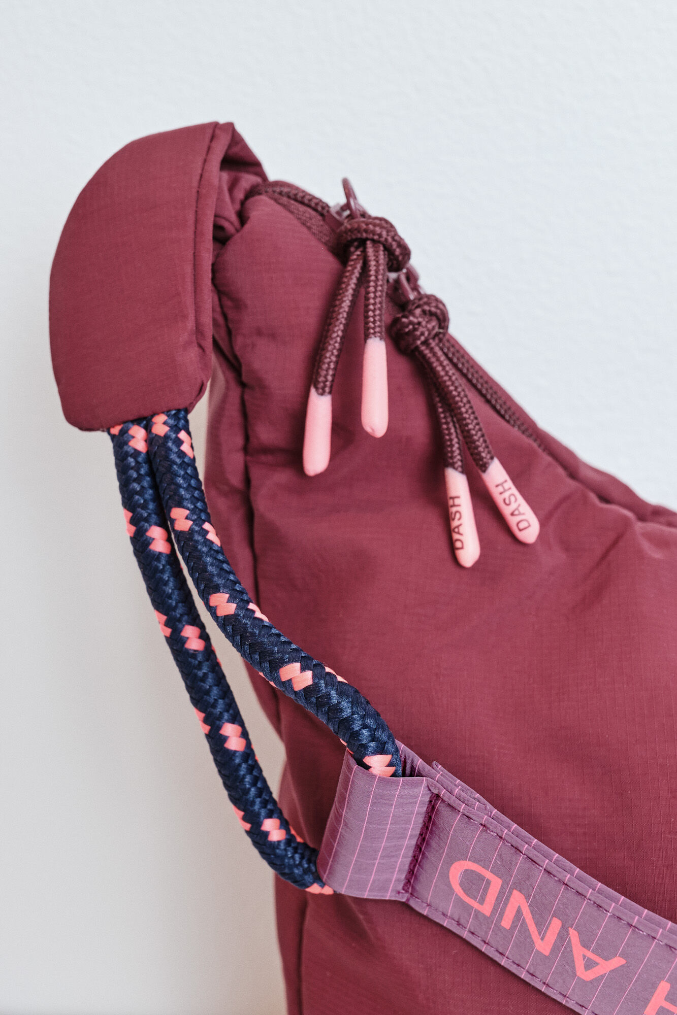 Dash and Stars Bolsa bandolera acolchada de nylon p&uacute;rpura