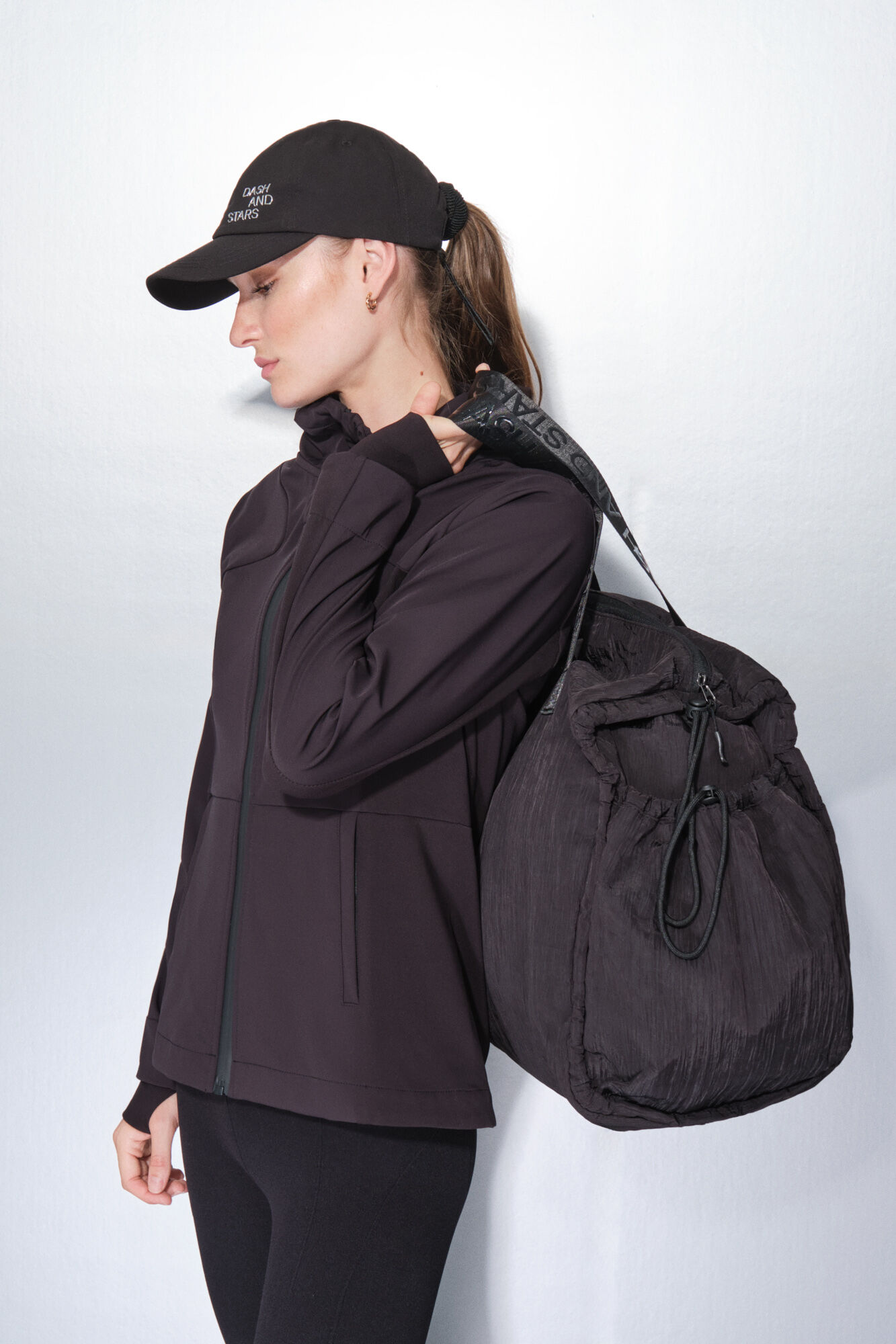 Dash and Stars Bolsa de viaje de nailon con satinado negro .