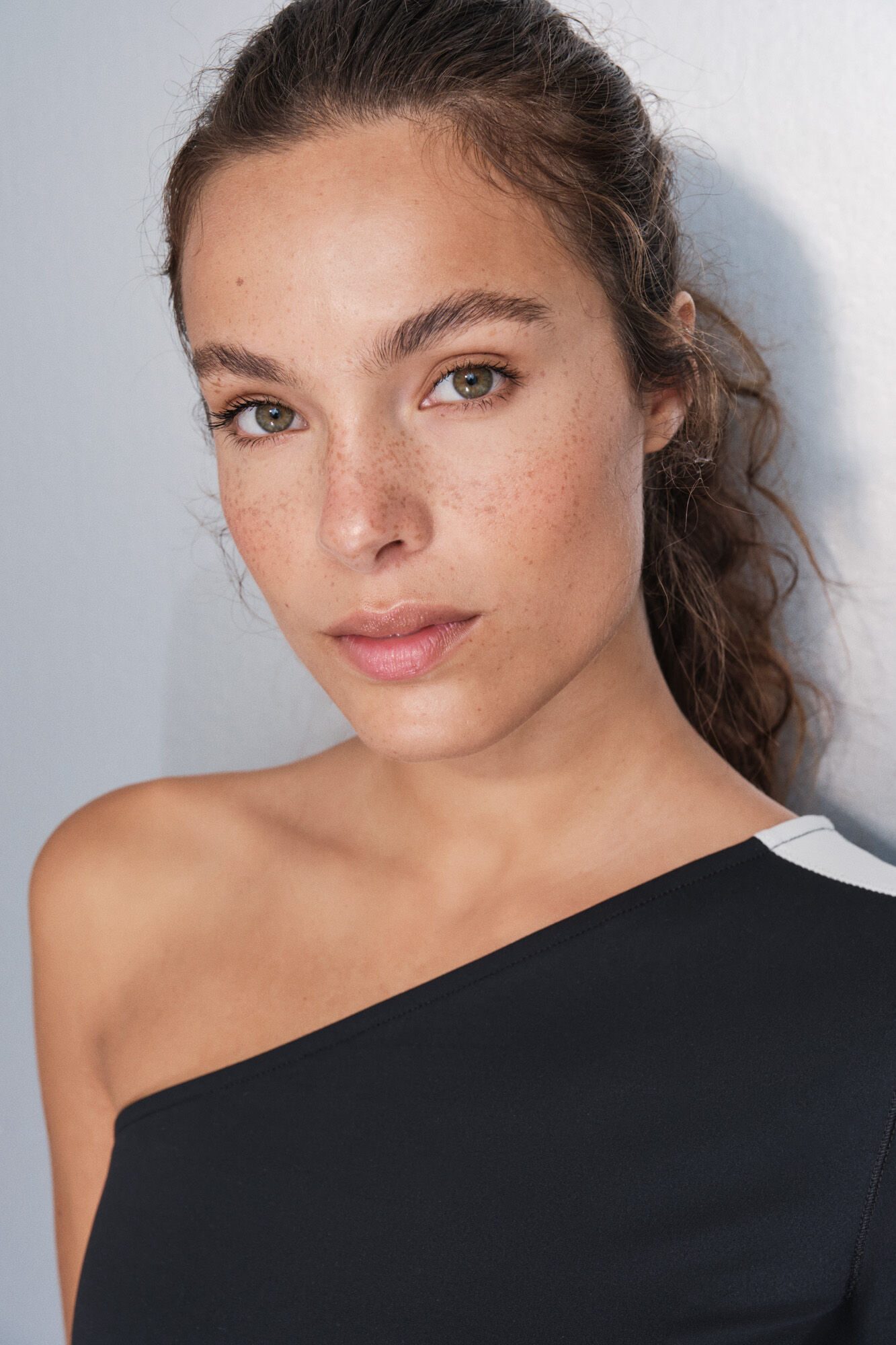 Dash and Stars Playera con escote asim&eacute;trico negro