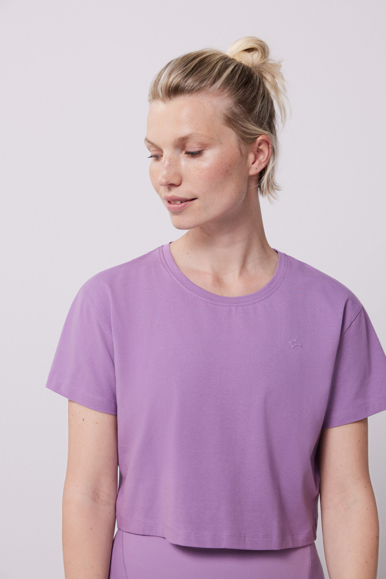 Dash and Stars Camiseta cropped manga corta morada estampado