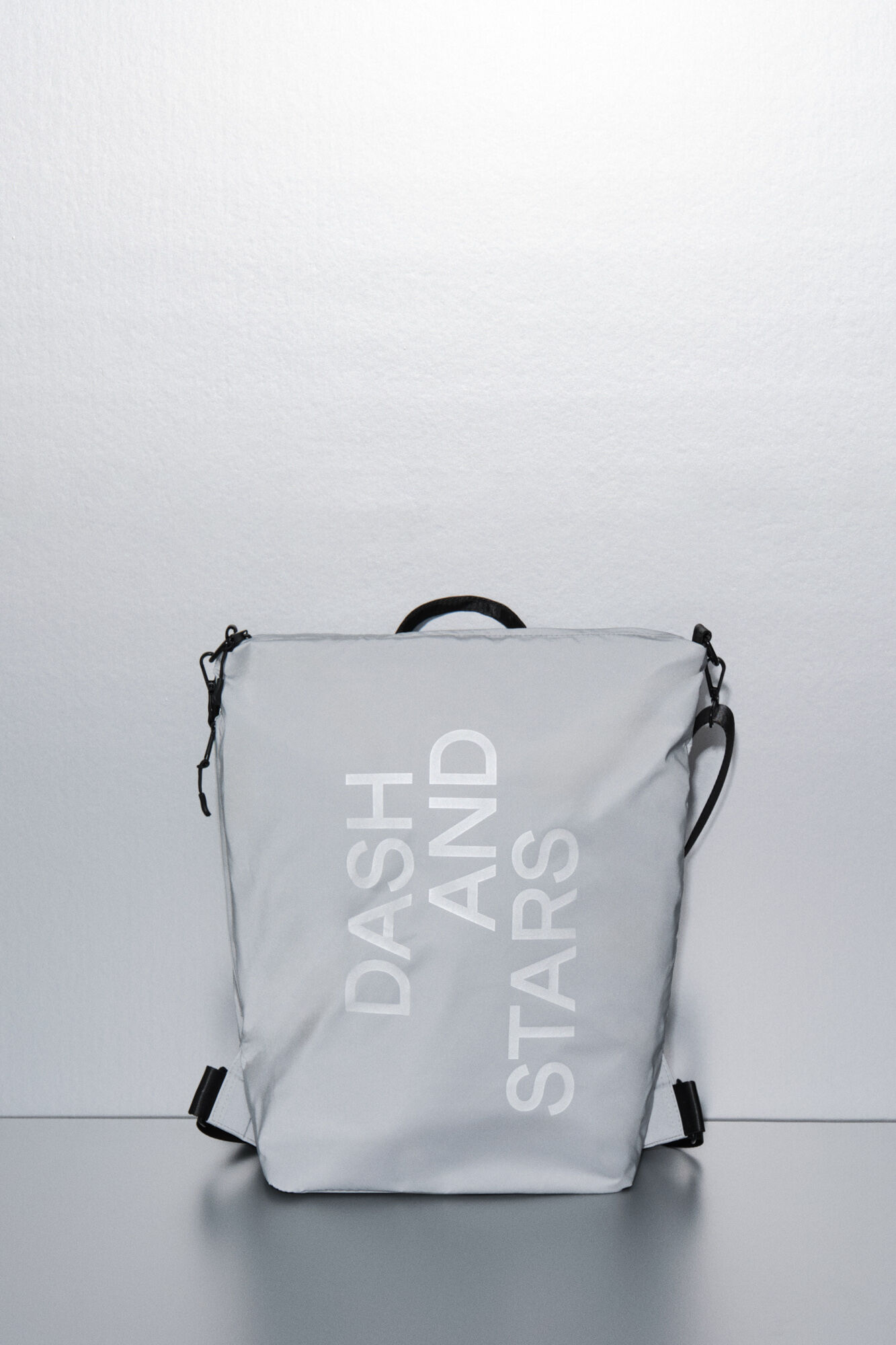 Dash and Stars Mochila multiposici&oacute;n de nailon con efecto met&aacute;lico gris