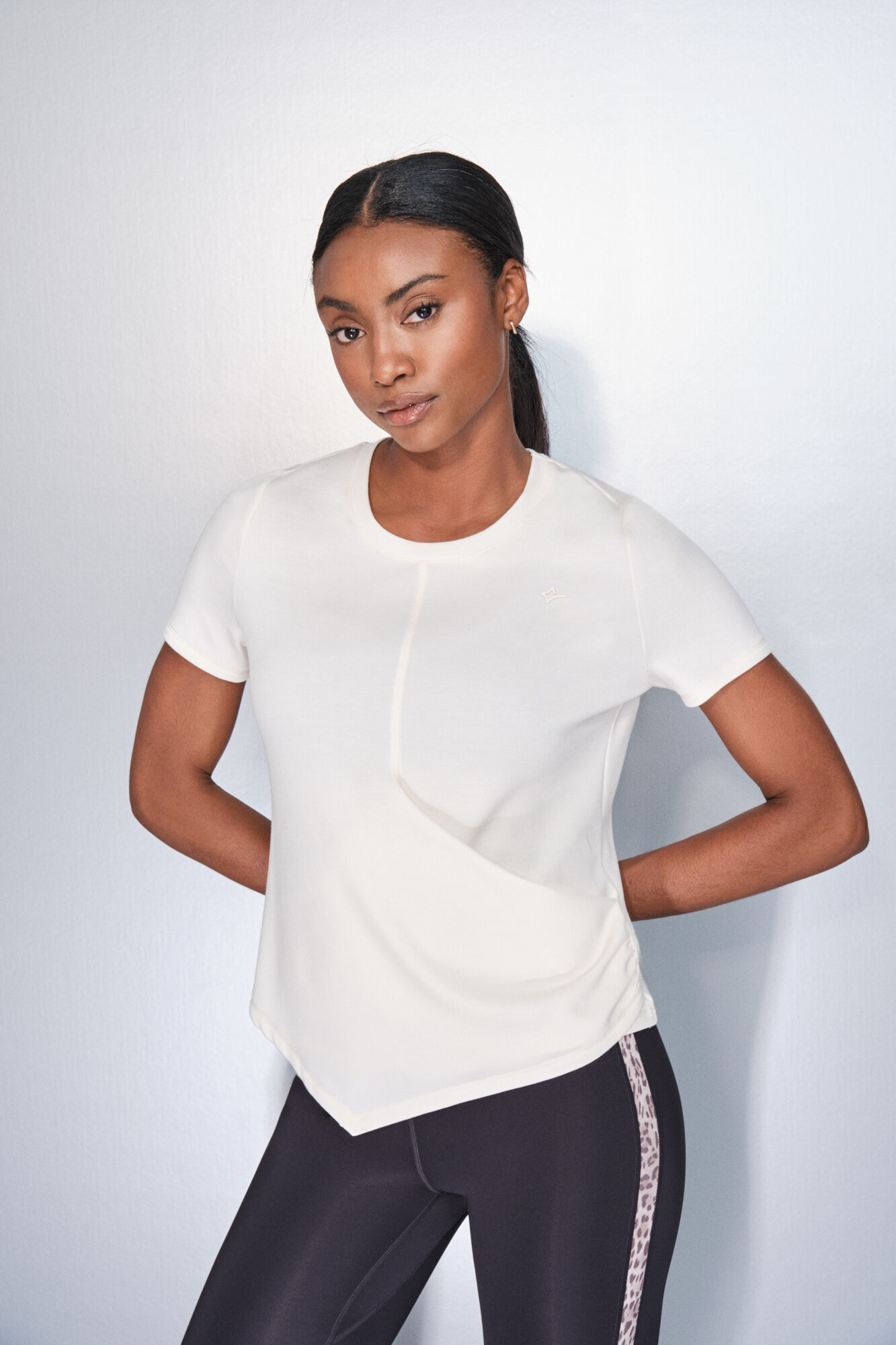 Dash and Stars Playera blanca drapeada de manga corta 