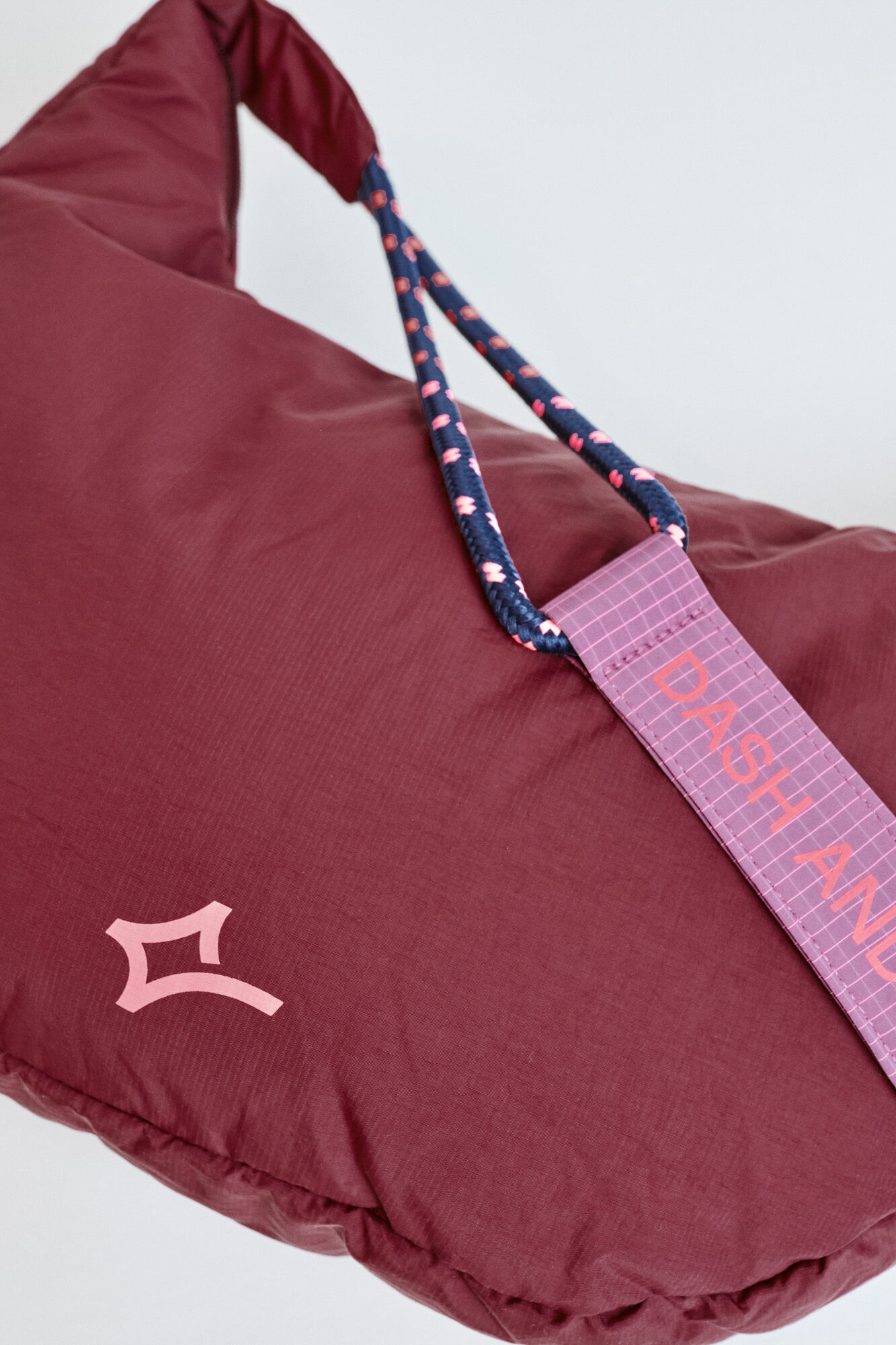 Dash and Stars Bolsa bandolera acolchada de nylon