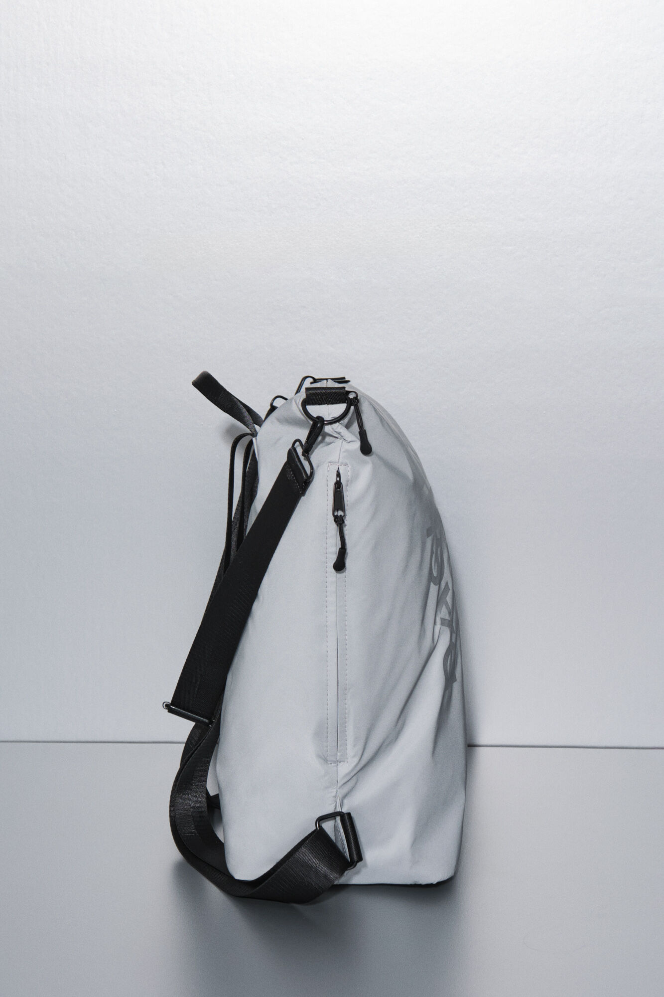 Dash and Stars Mochila multiposici&oacute;n de nailon con efecto met&aacute;lico gris