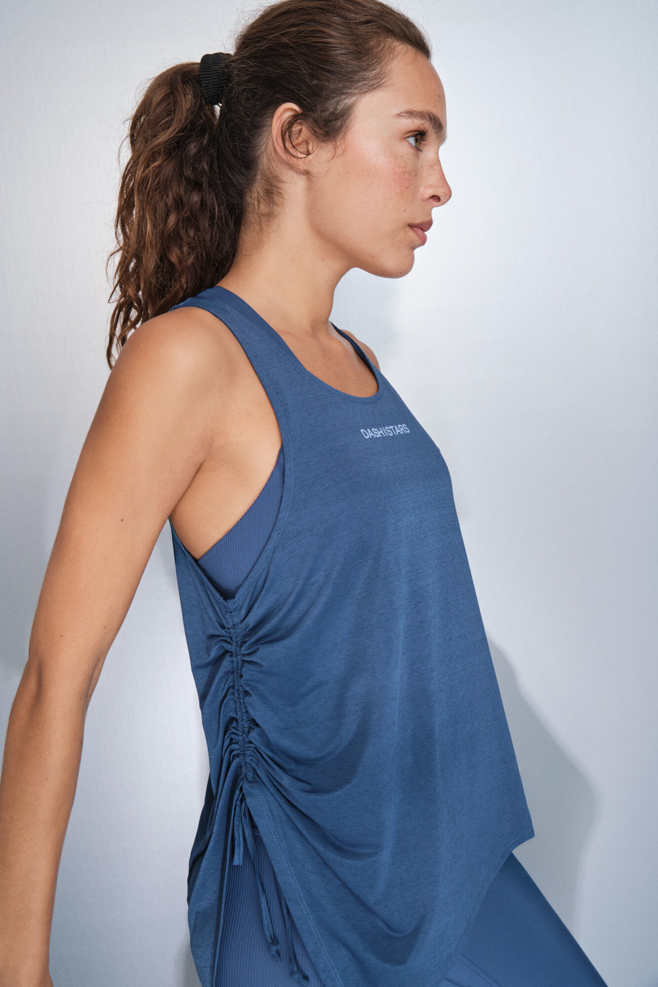 Dash and Stars Playera azul asim&eacute;trica de cuello halter azul