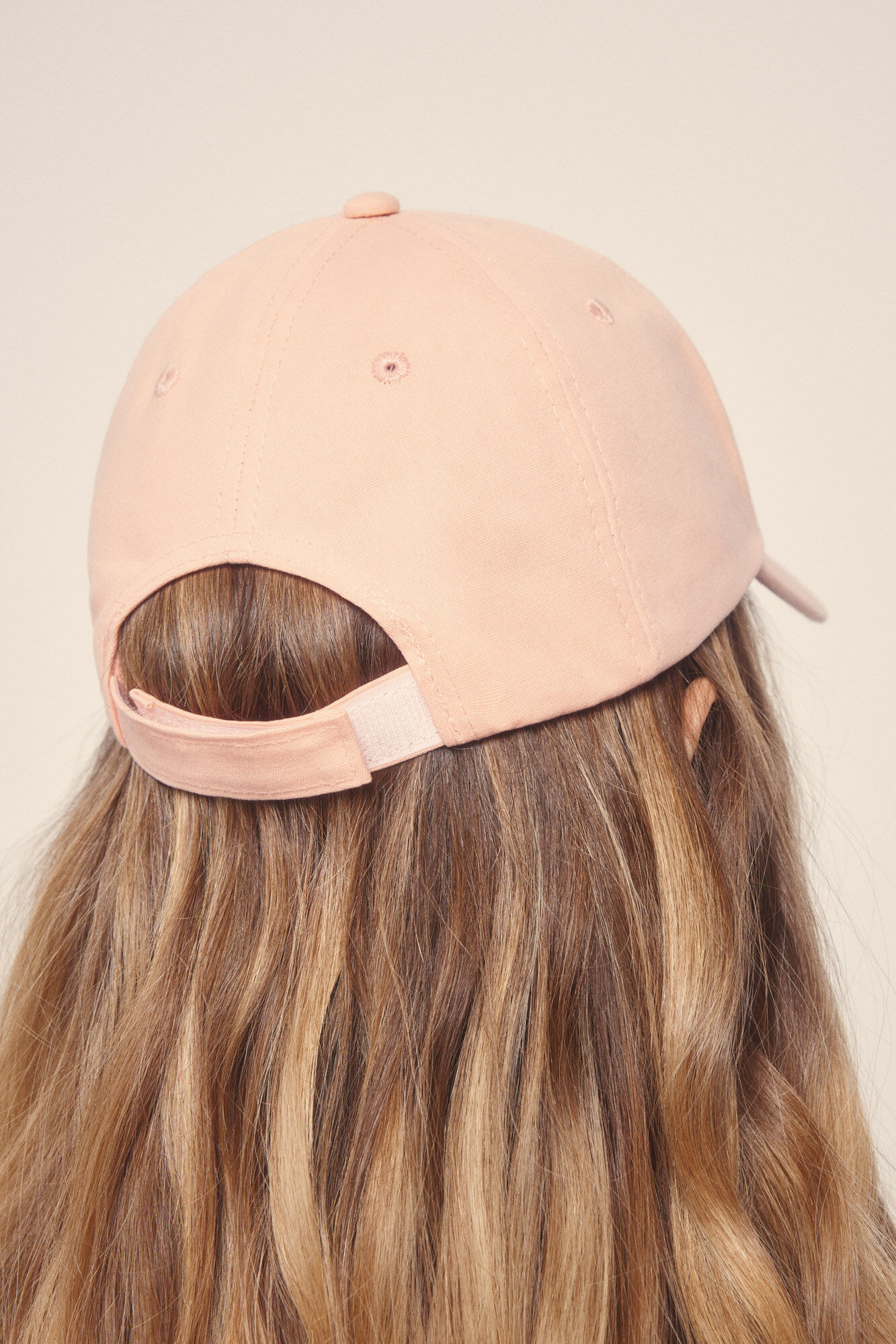 Dash and Stars Gorra algod&oacute;n logo bordado rojo