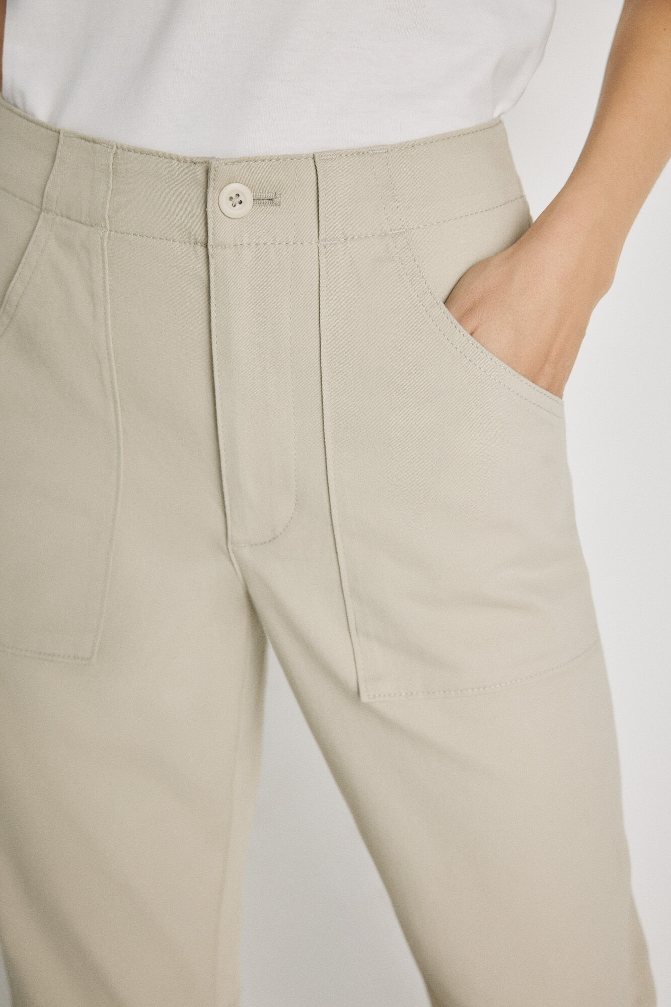 Milano Pantal&oacute;n color con bolsillos de parche Beige