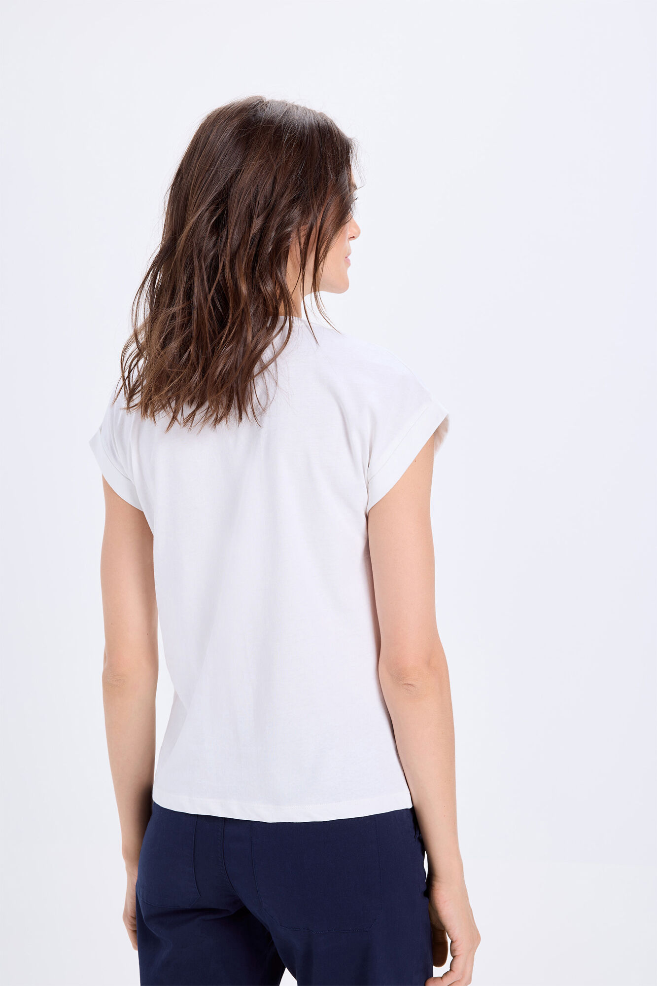 Milano Playera de algod&oacute;n con mangas enrolladas y estampado frontal. Blanco