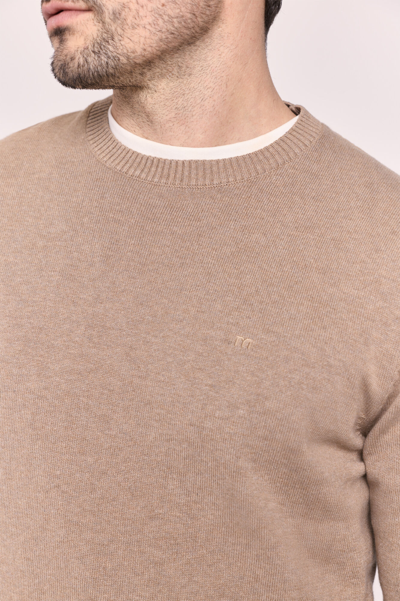 Milano Su&eacute;ter cuello redondo ajustado Beige