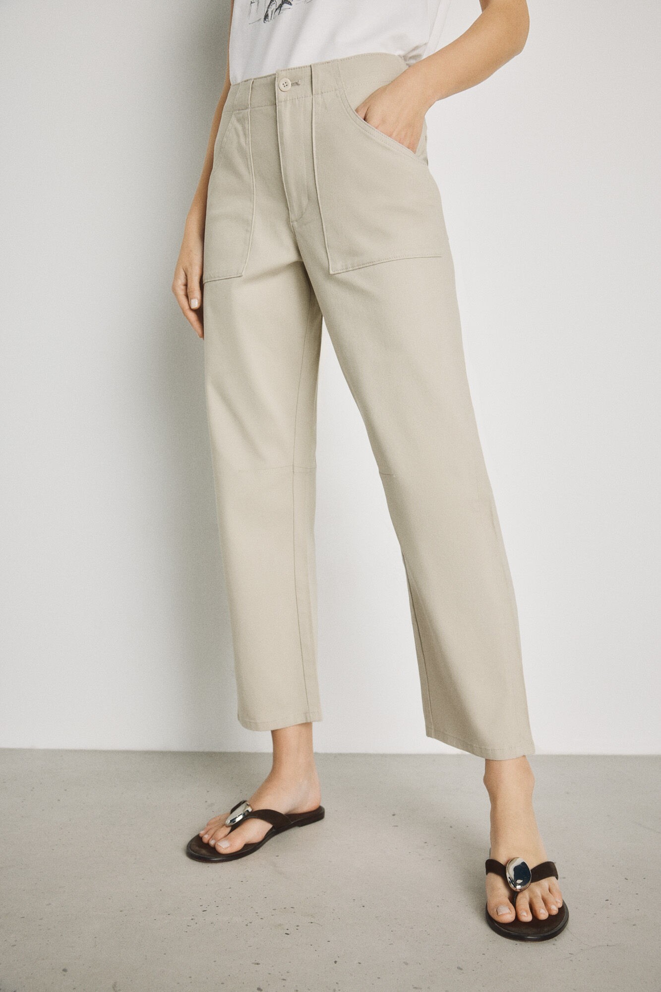 Milano Pantal&oacute;n color con bolsillos de parche Beige