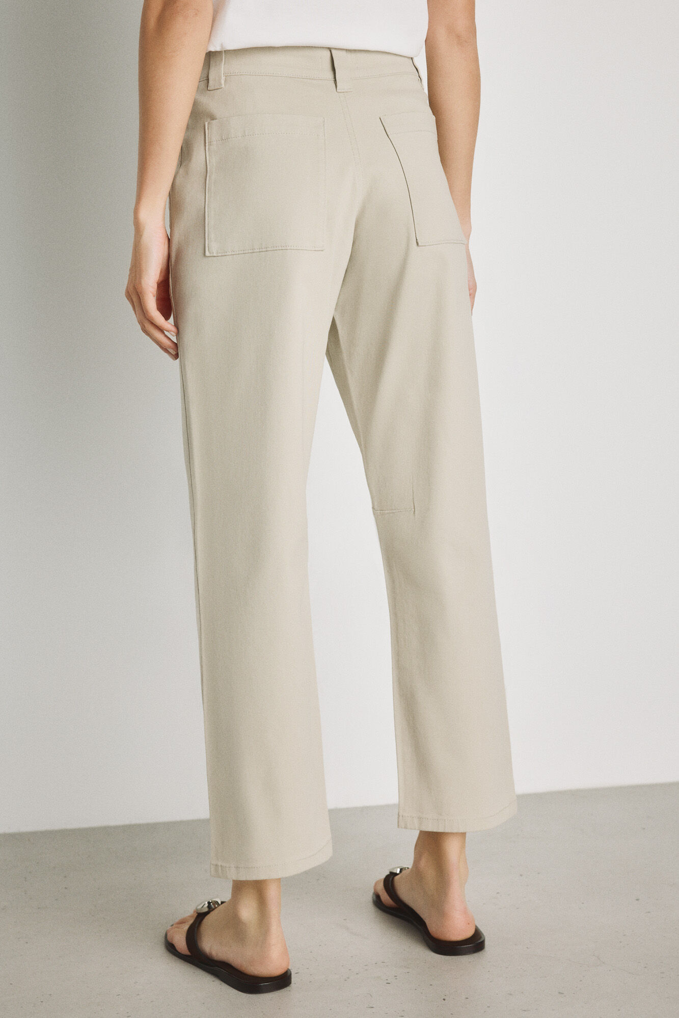 Milano Pantal&oacute;n color con bolsillos de parche Beige