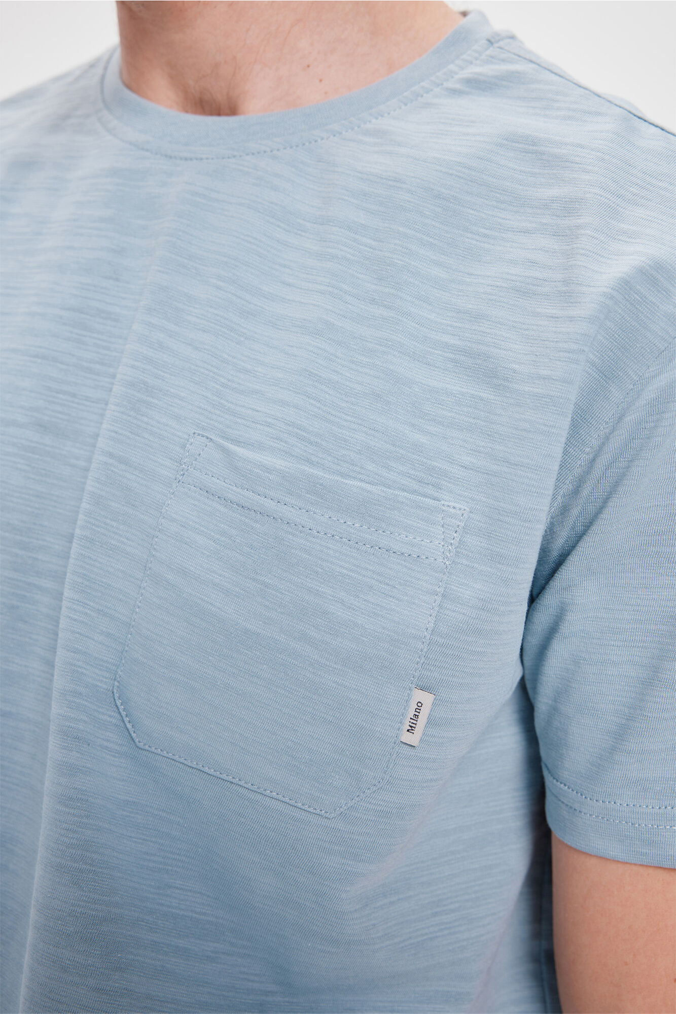 Milano Camiseta b&aacute;sica con Bolsillo Azul Claro