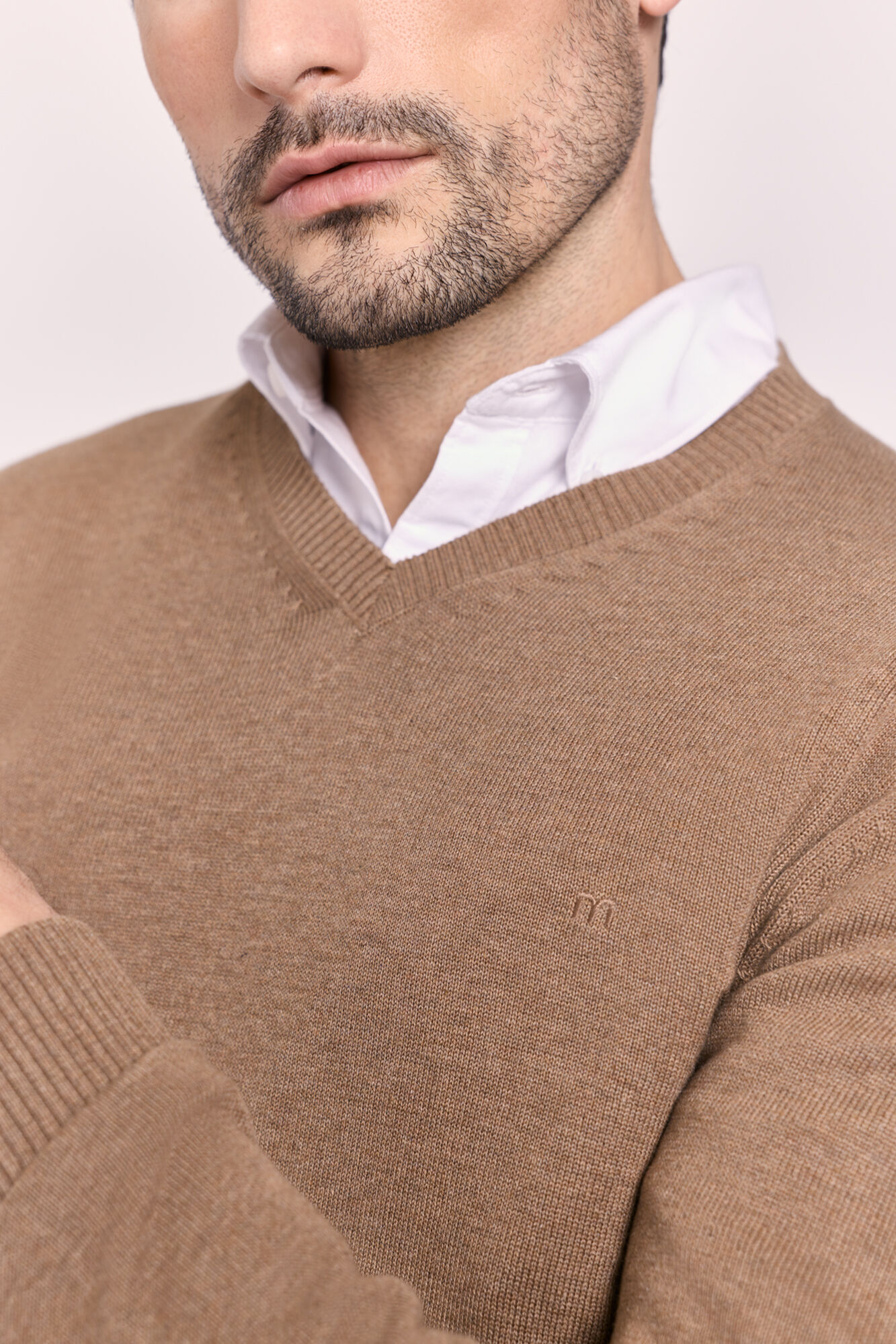 Milano Su&eacute;ter cuello en pico Marr&oacute;n