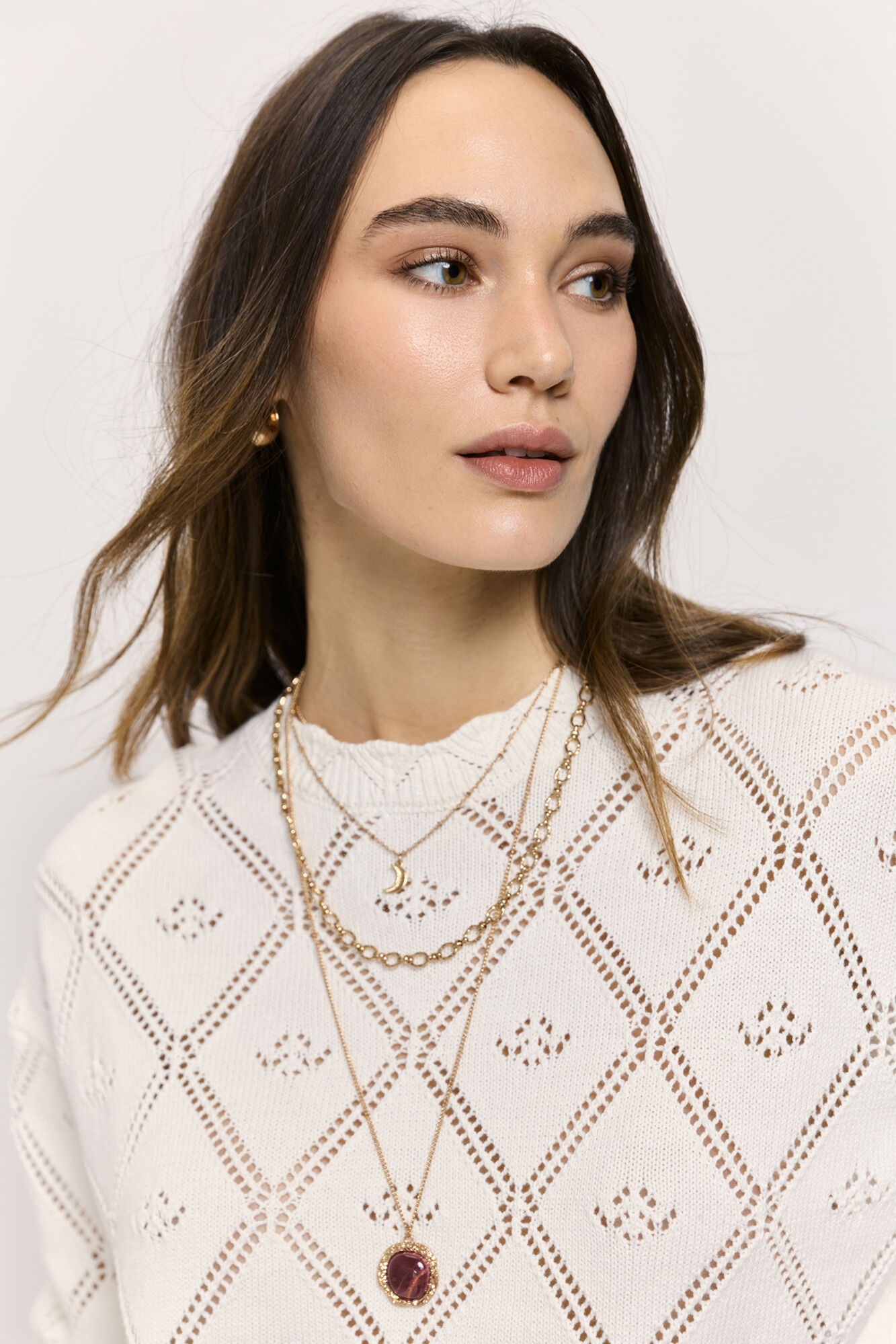 Milano Su&eacute;ter cuello redondo con dise&ntilde;o calado Beige