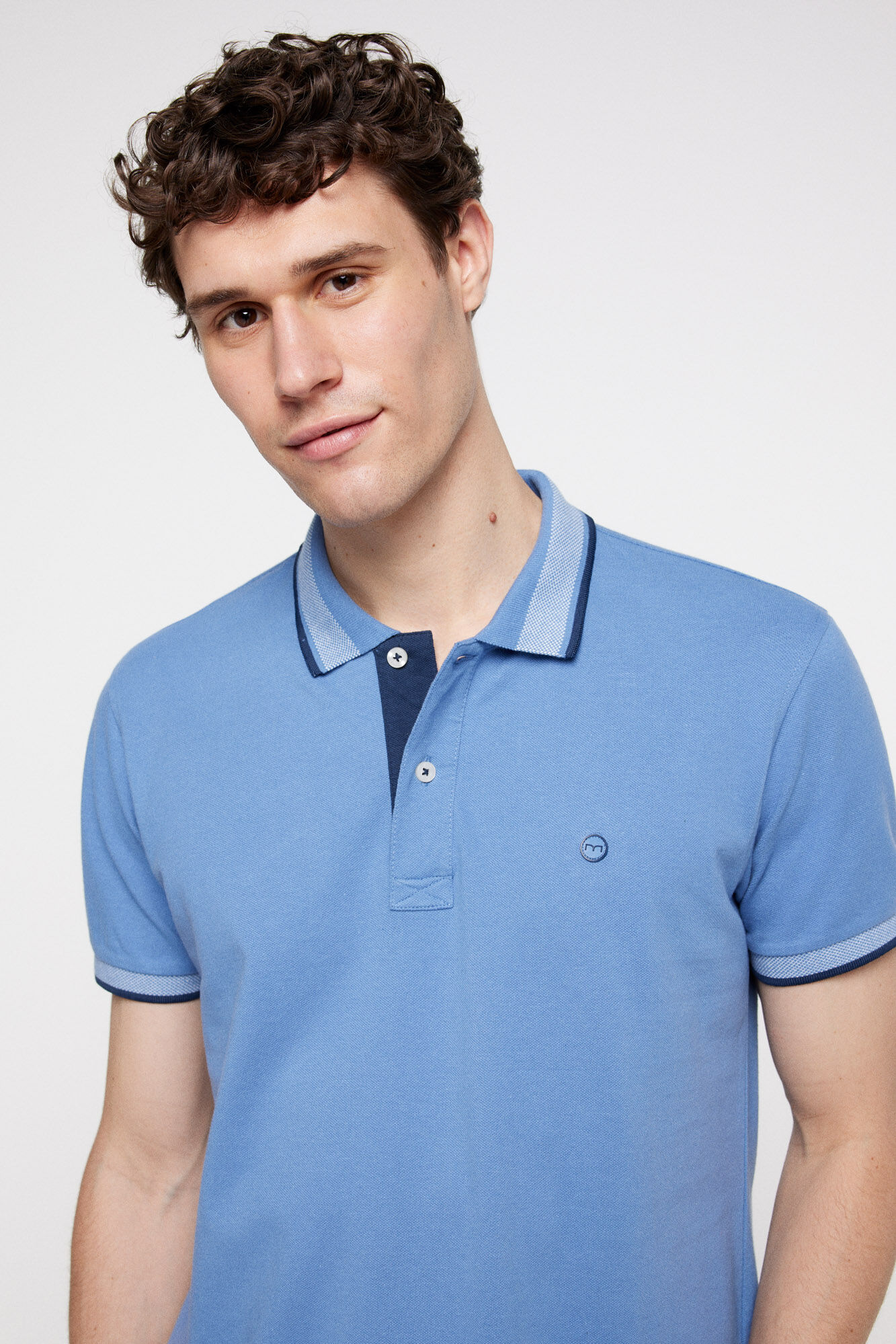Milano Polo piqu&eacute; manga corta con patch engomado en pecho Azul