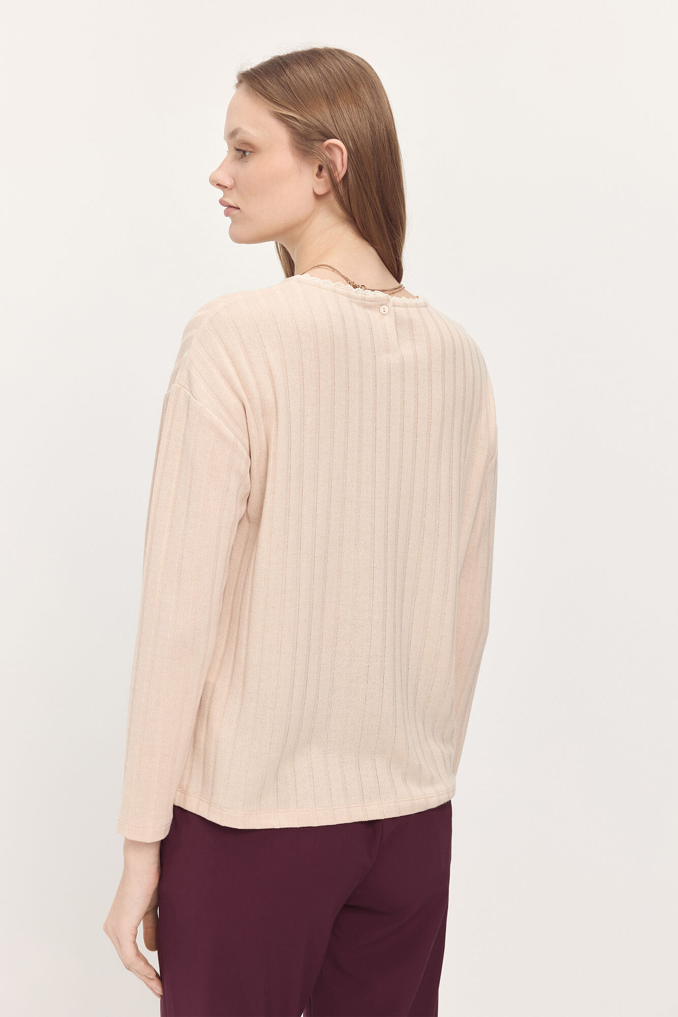 Milano Jersey tacto suave canale con detalle puntilla en el cuello Beige