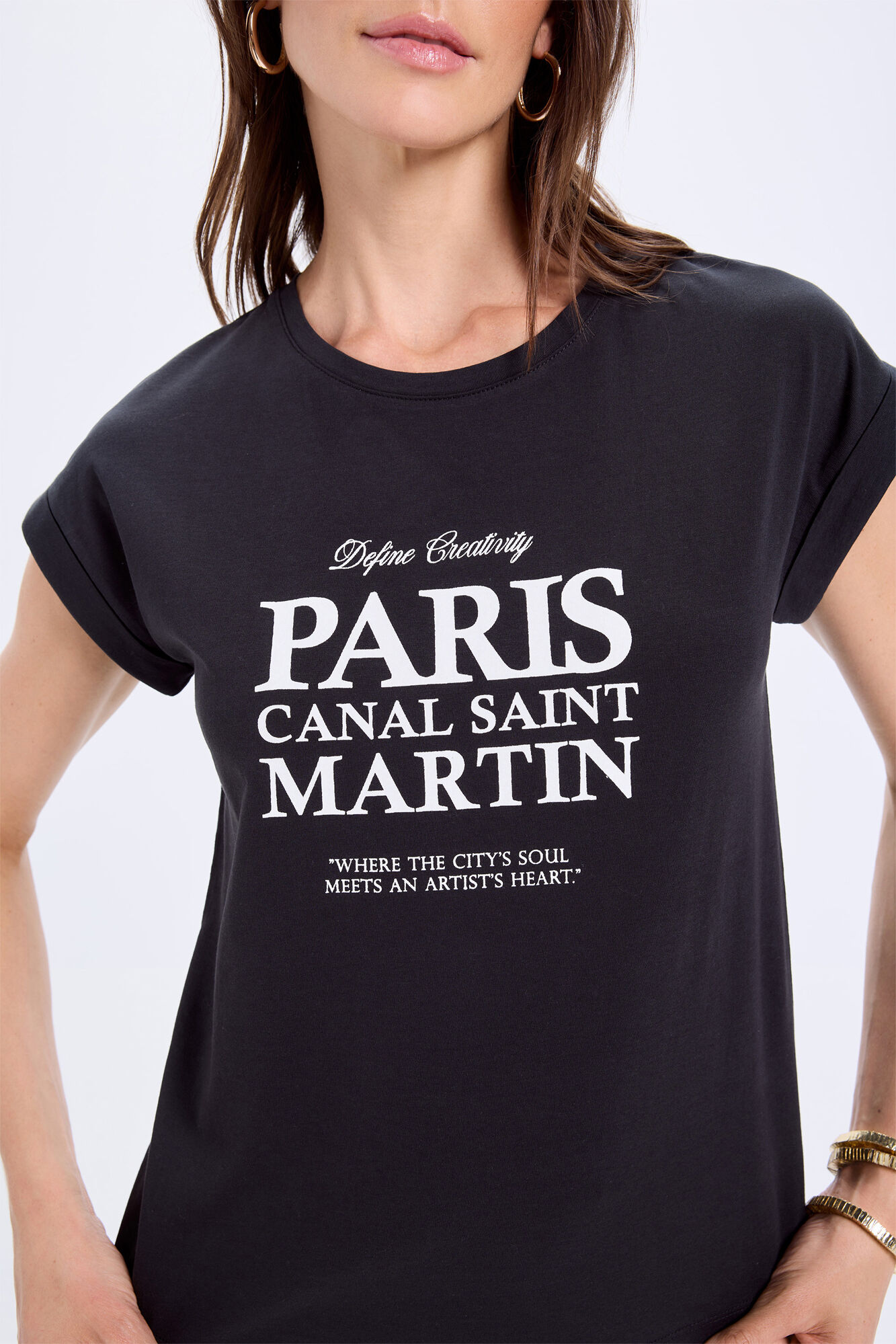 Milano Playera de algod&oacute;n con mangas enrolladas y estampado frontal.