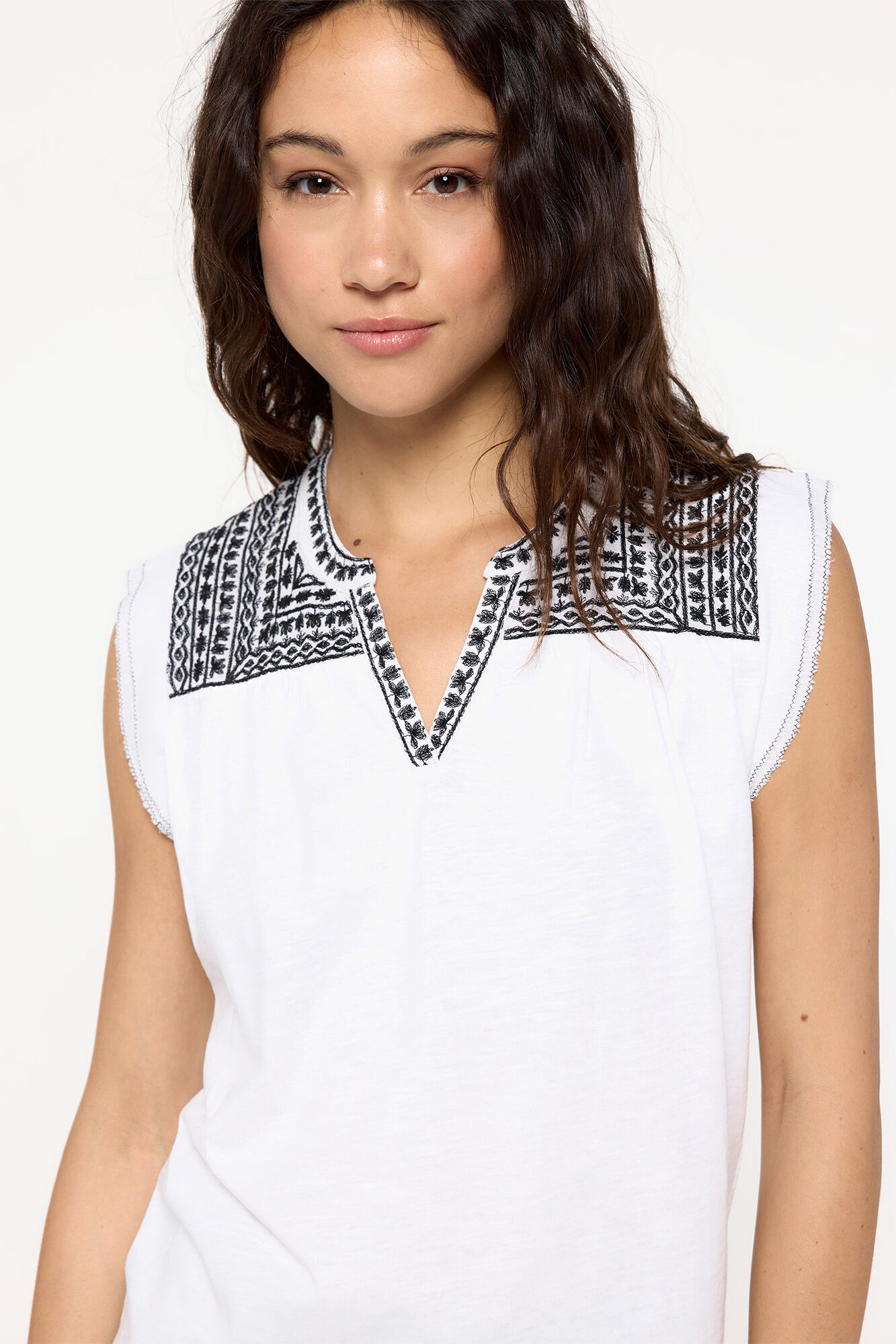 Milano Playera cuello mao bordada