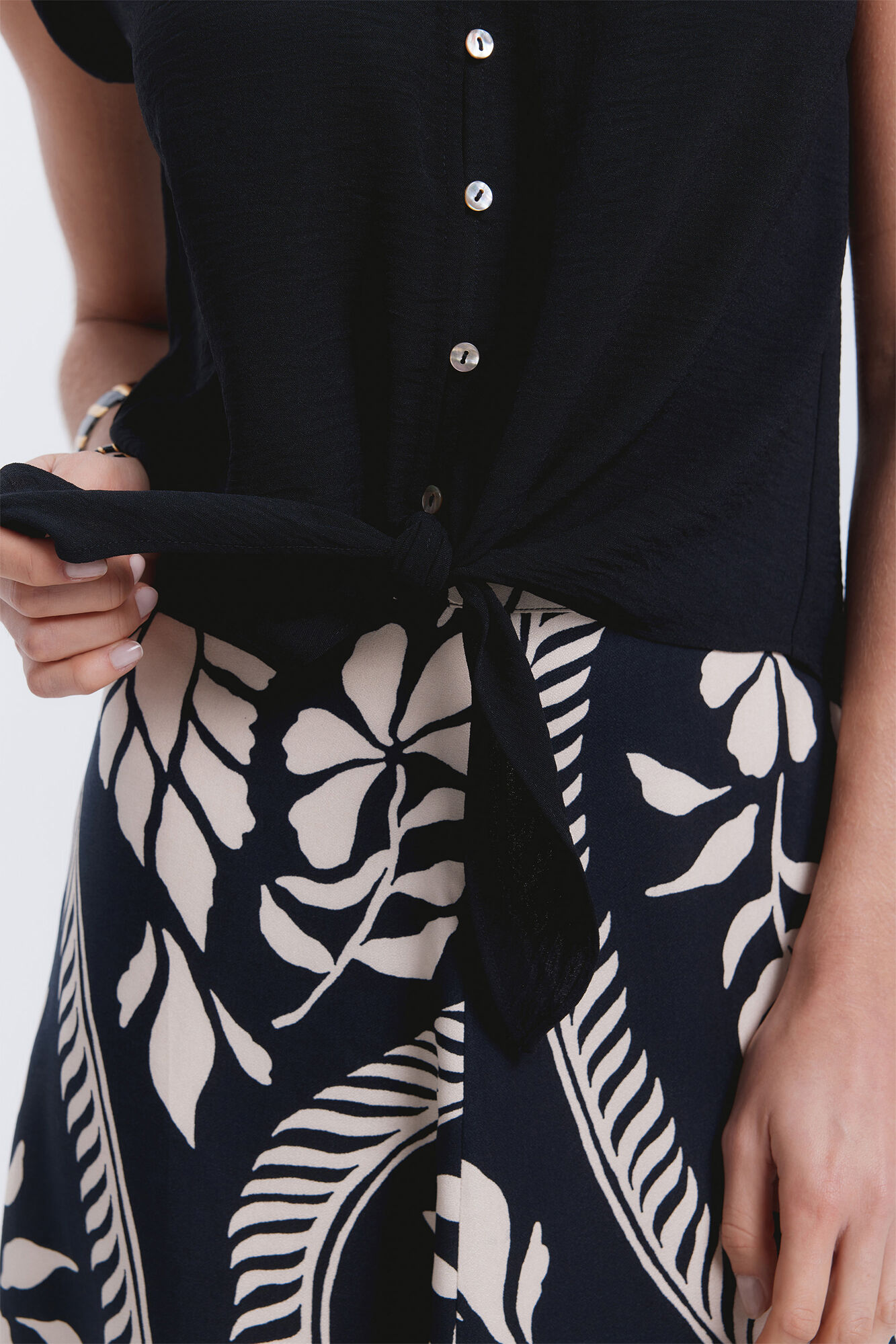 Milano Blusa fluida anudada Negro