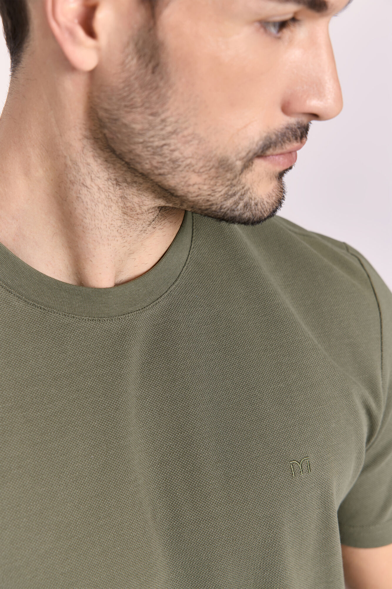 Milano Playera b&aacute;sica con logo bordado Kaki Oscuro