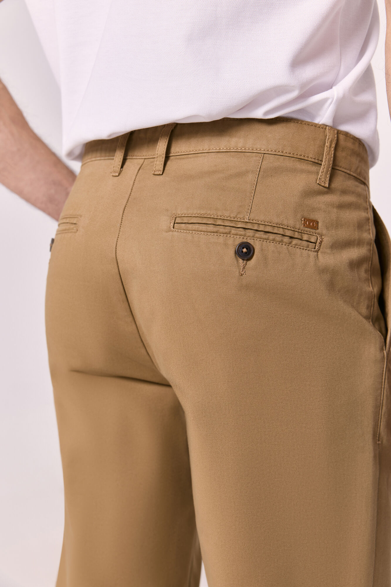 Milano Pantal&oacute;n chino regular fit Marr&oacute;n