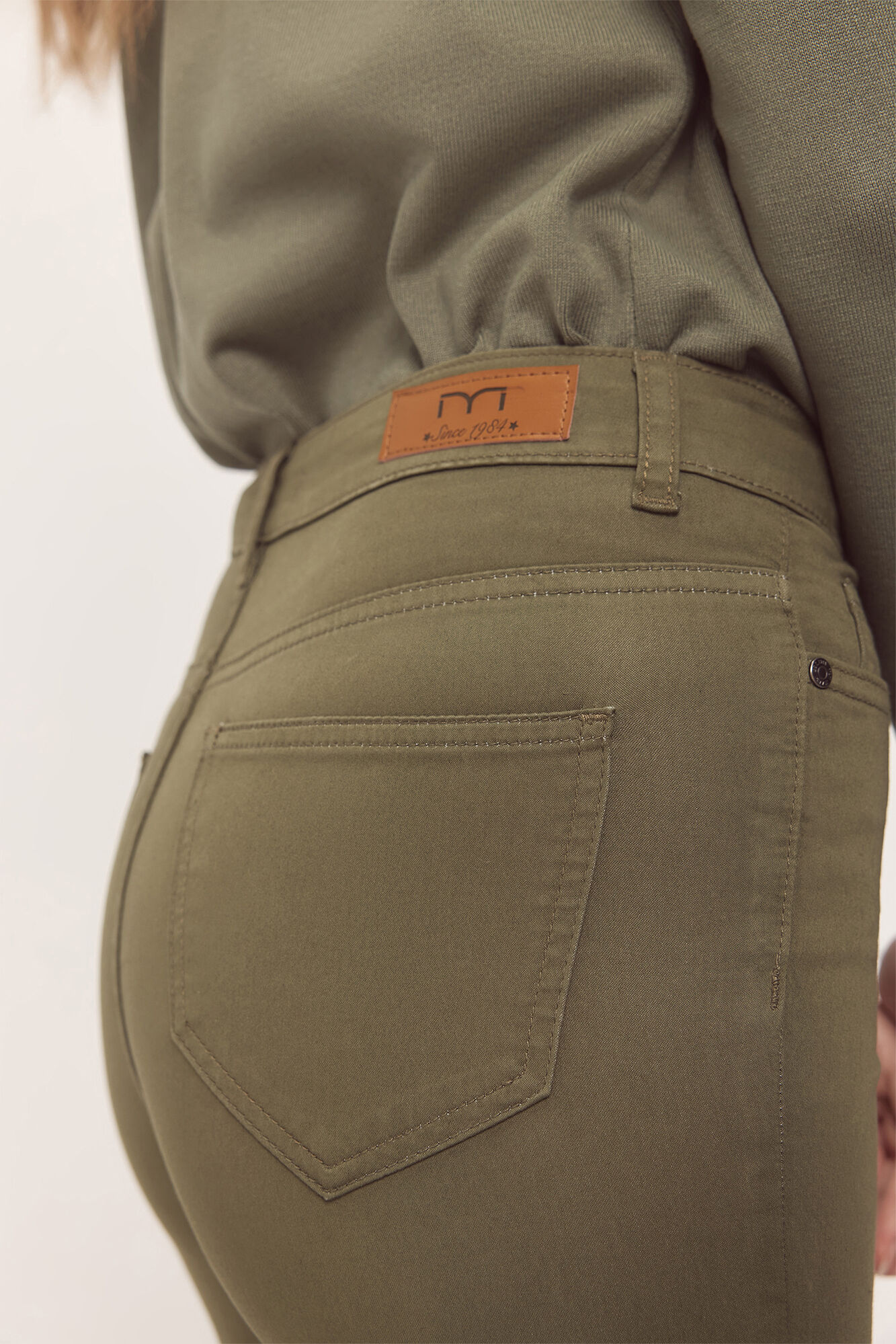 Milano Pantal&oacute;n ajustado color Kaki