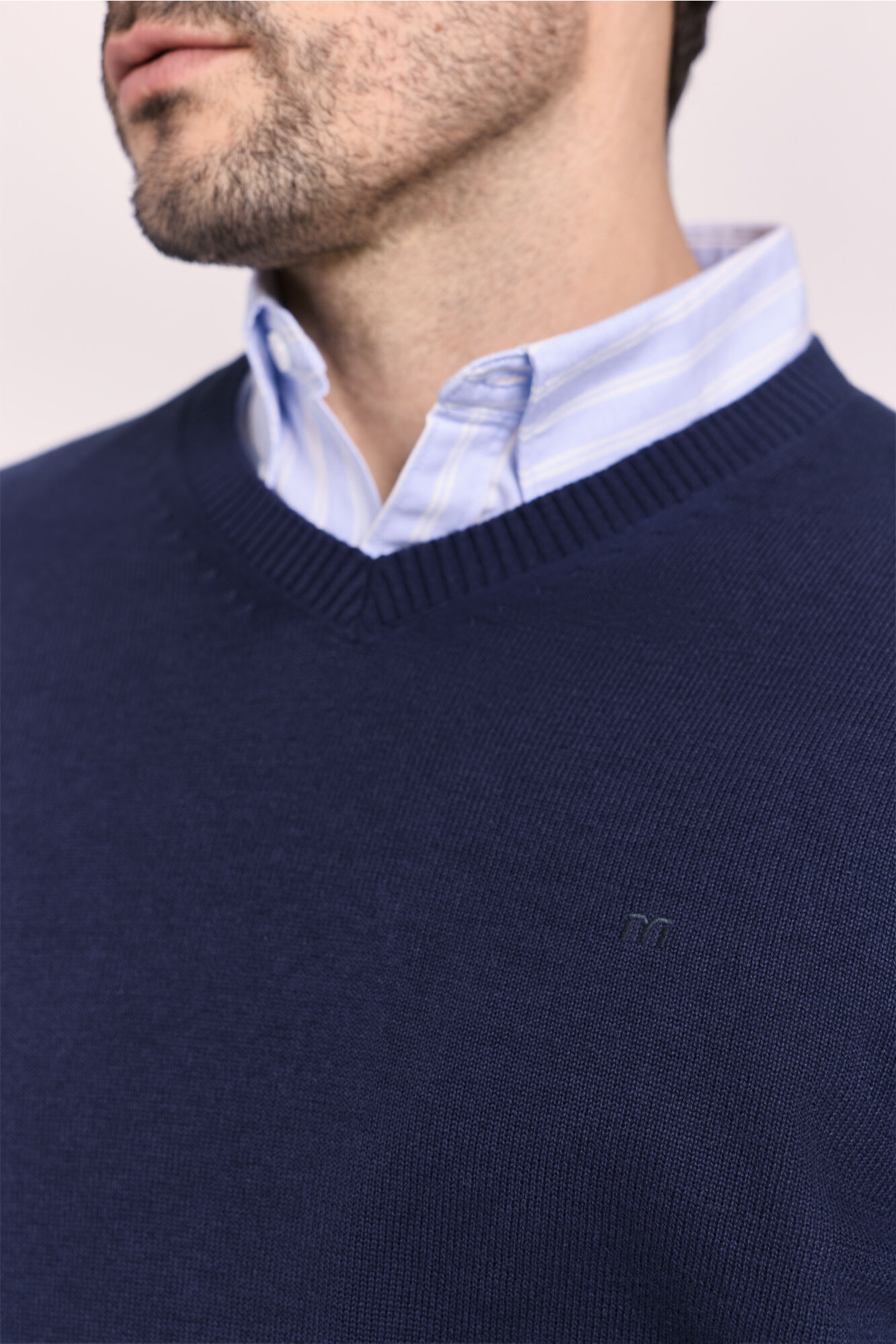 Milano Su&eacute;ter cuello en pico Navy
