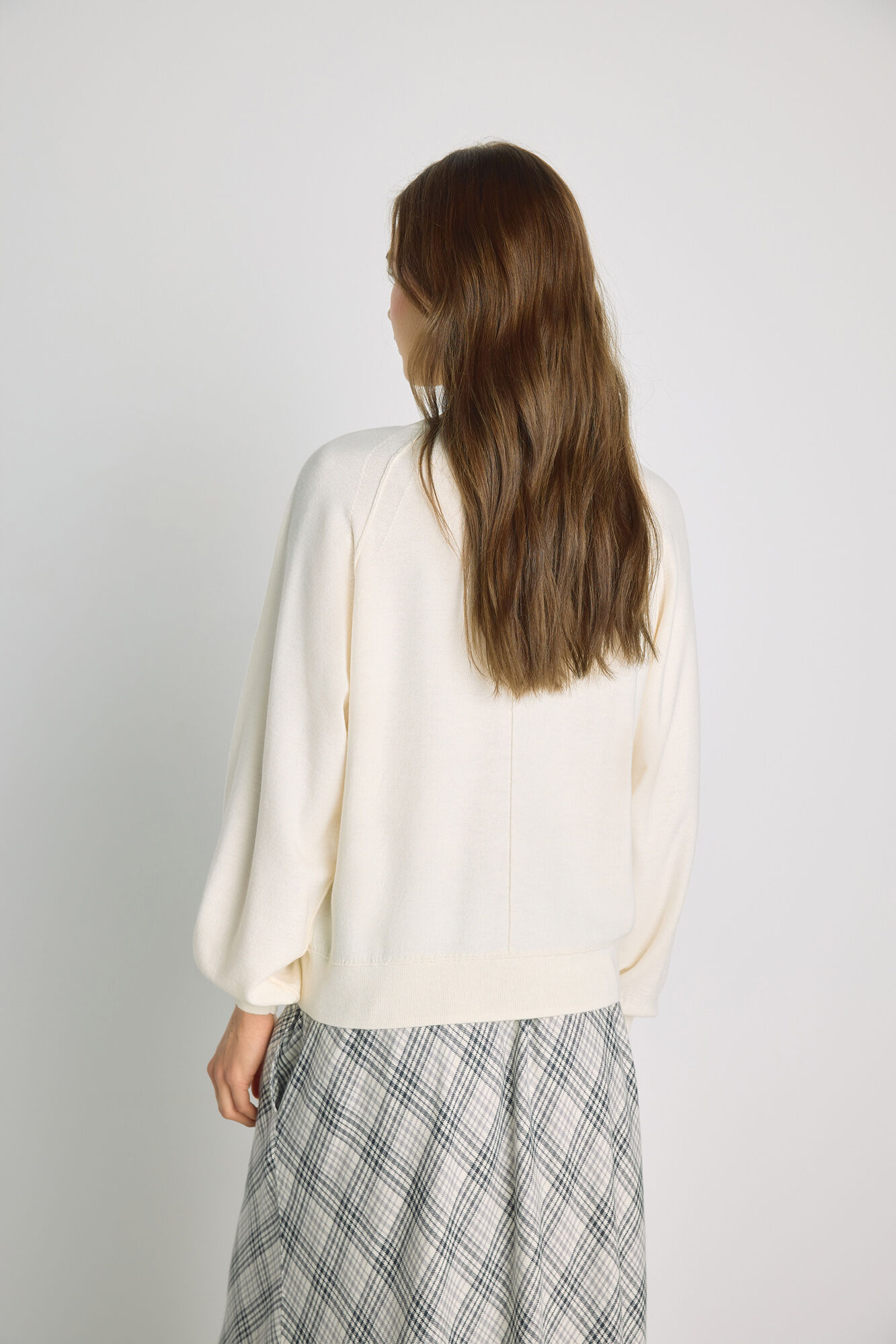 Milano Su&eacute;ter cuello redondo con botones Beige