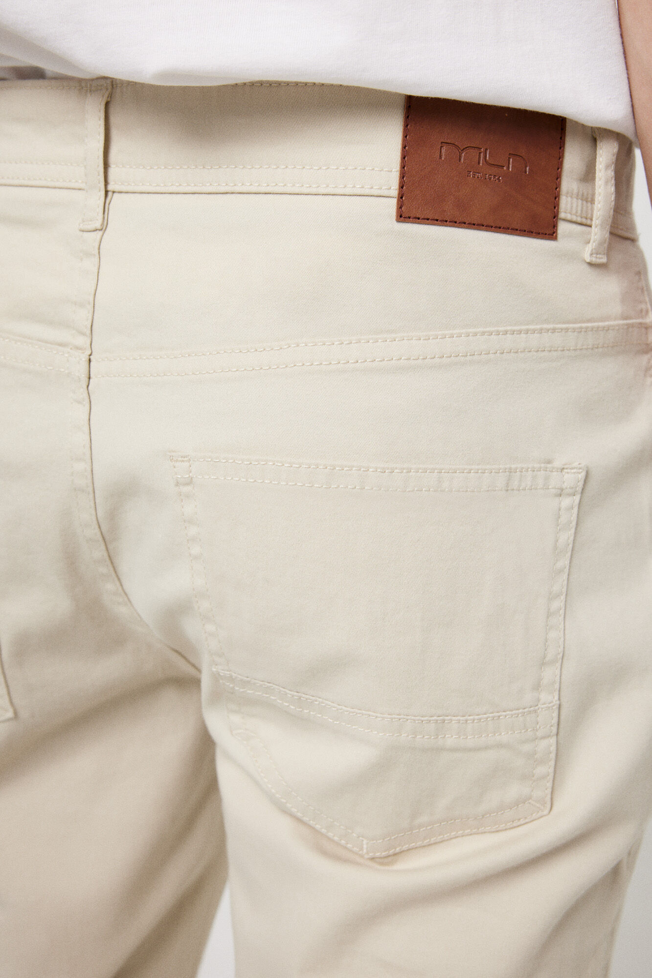 Milano Pantalon bolsillos finos. Beige