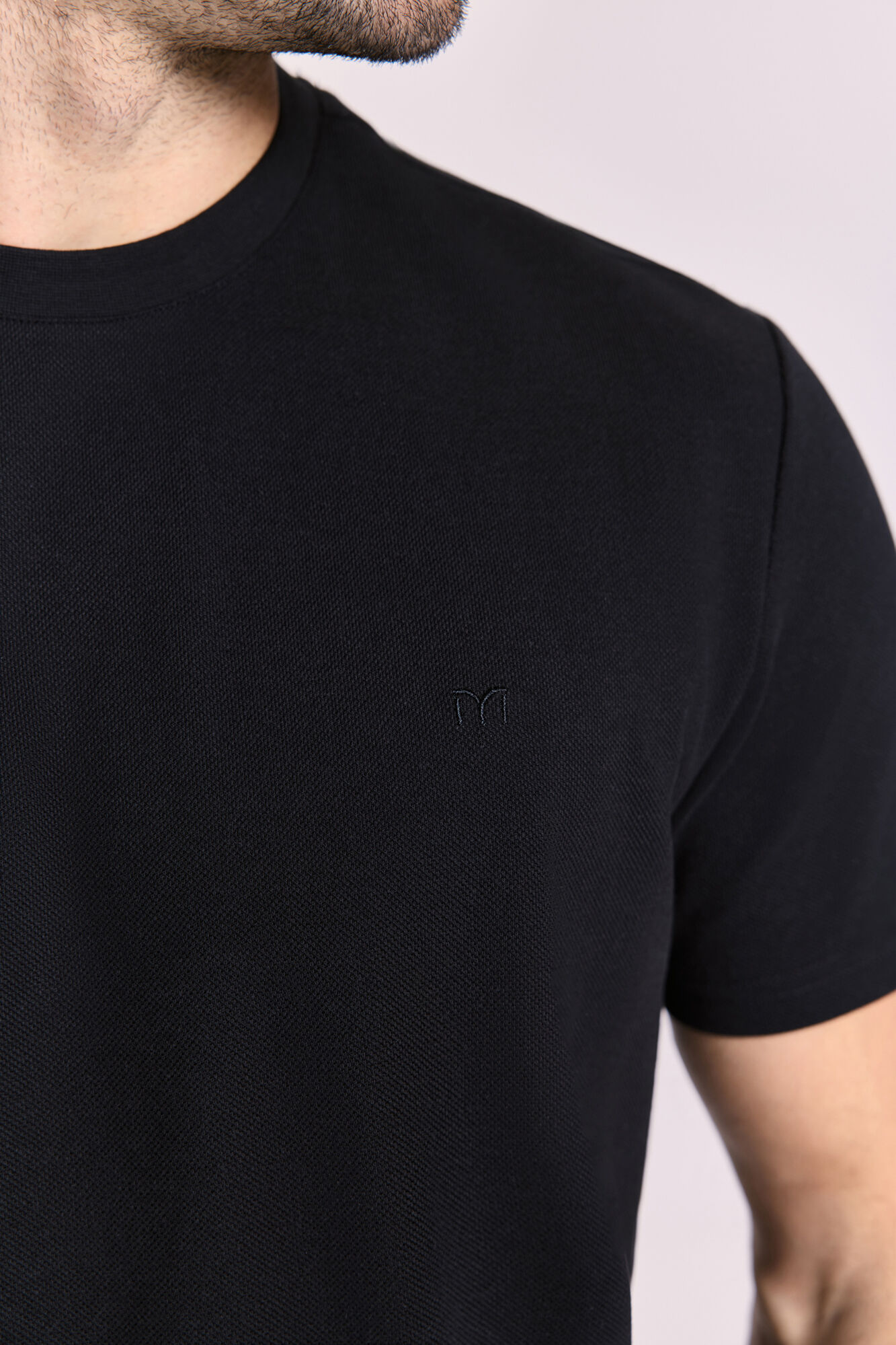 Milano Playera b&aacute;sica con logo bordado Negro