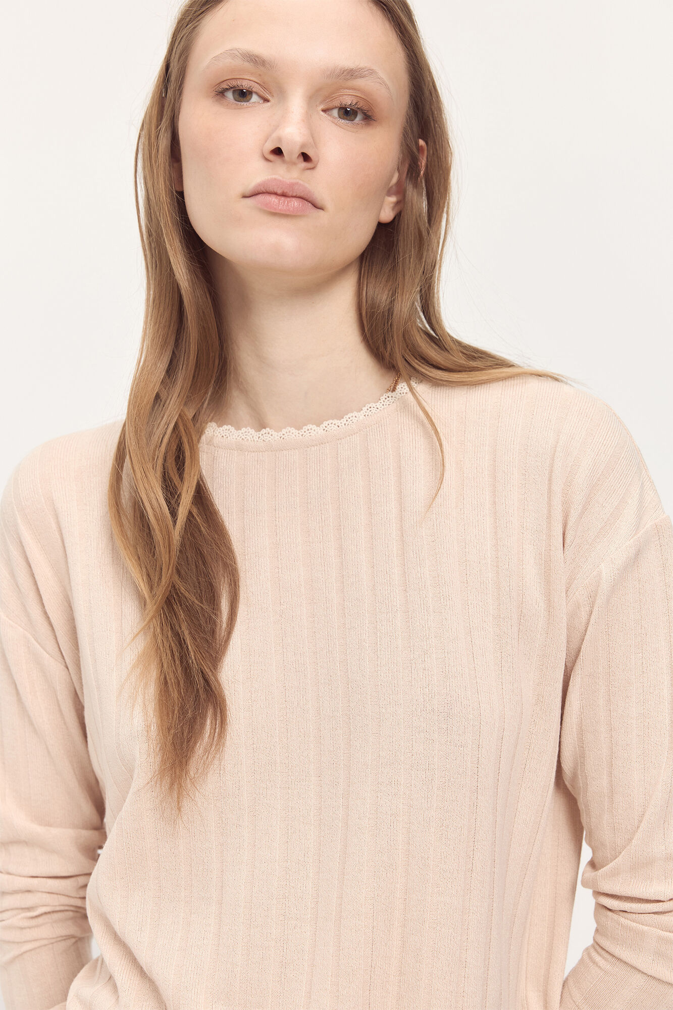 Milano Jersey tacto suave canale con detalle puntilla en el cuello Beige