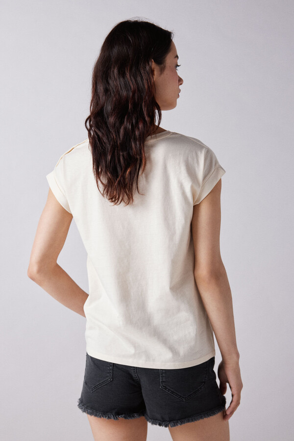 Springfield Playera gráfica botones hombro beige
