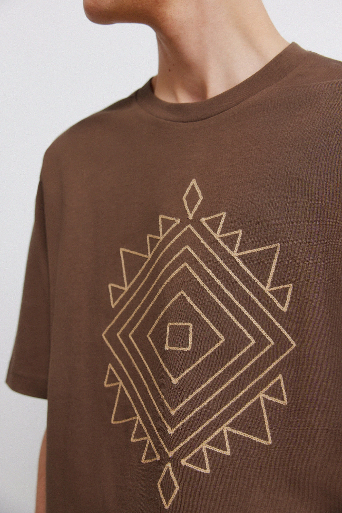 Springfield Playera bordado &eacute;tnico caf&eacute;