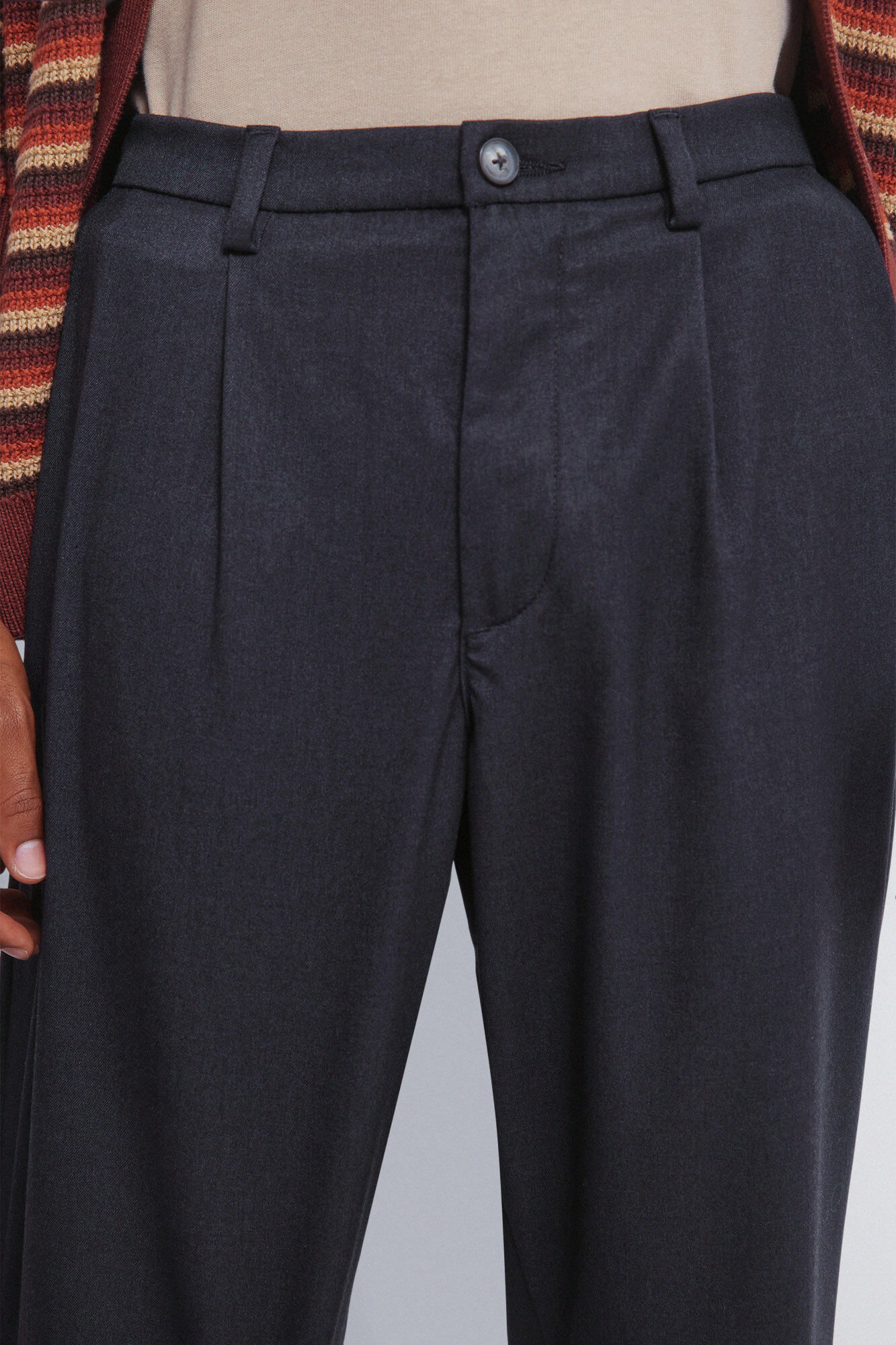 Springfield Pantal&oacute;n recto con pinzas y corte ancho. gris