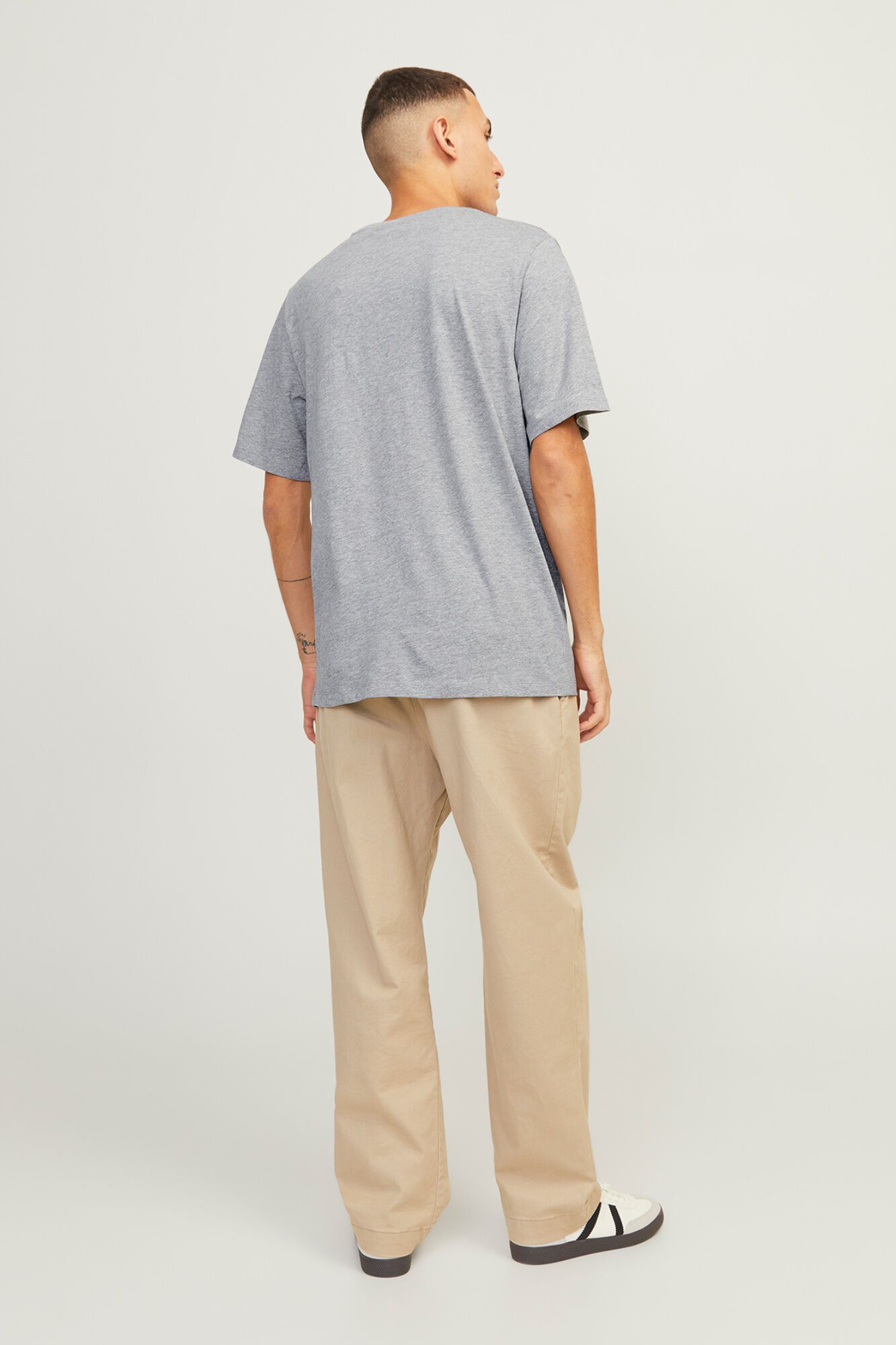 Jack & Jones Playera est&aacute;ndar fit gris
