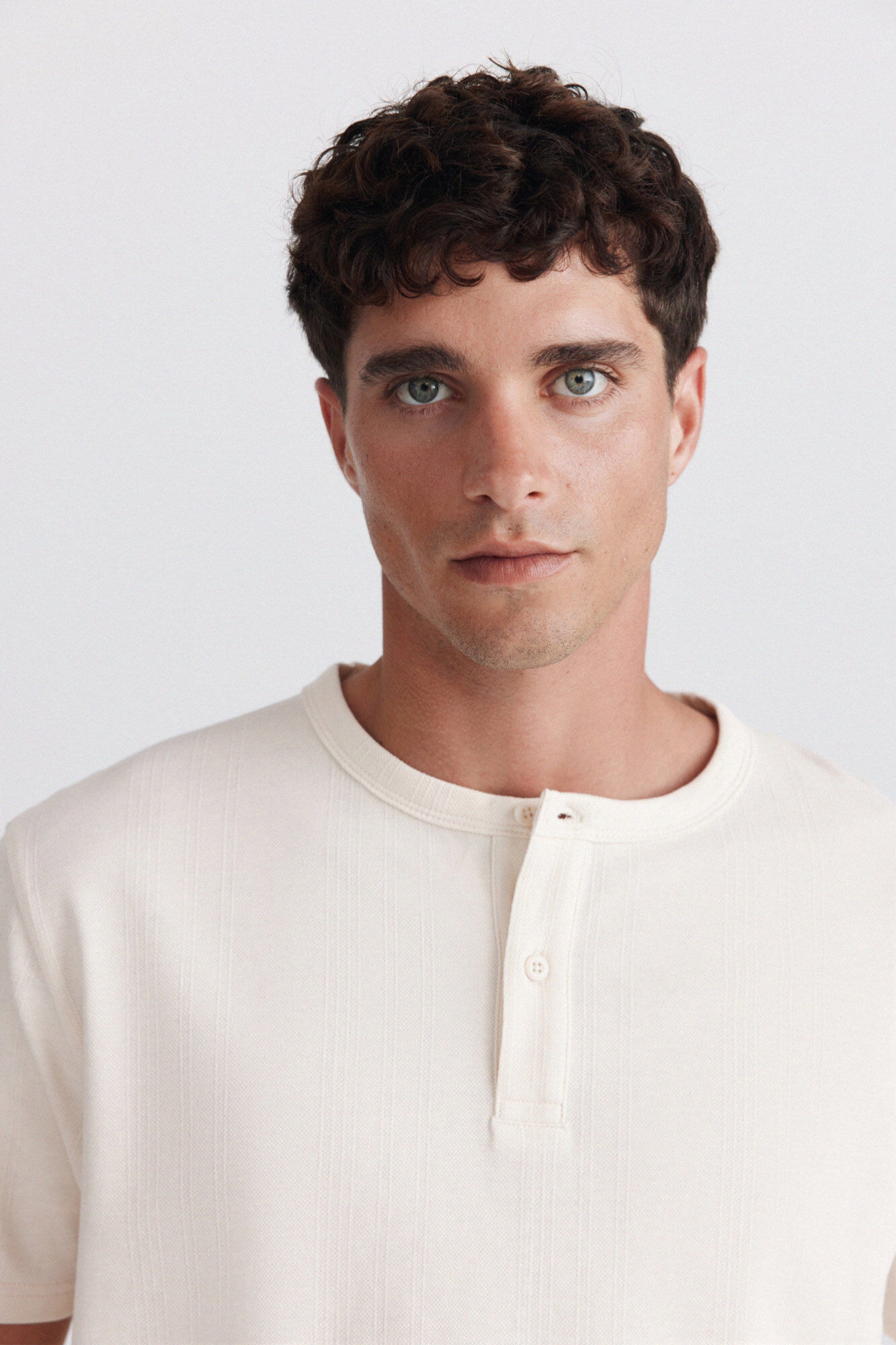 Springfield Playera cuello redondo con botones de piqu&eacute; texturizado