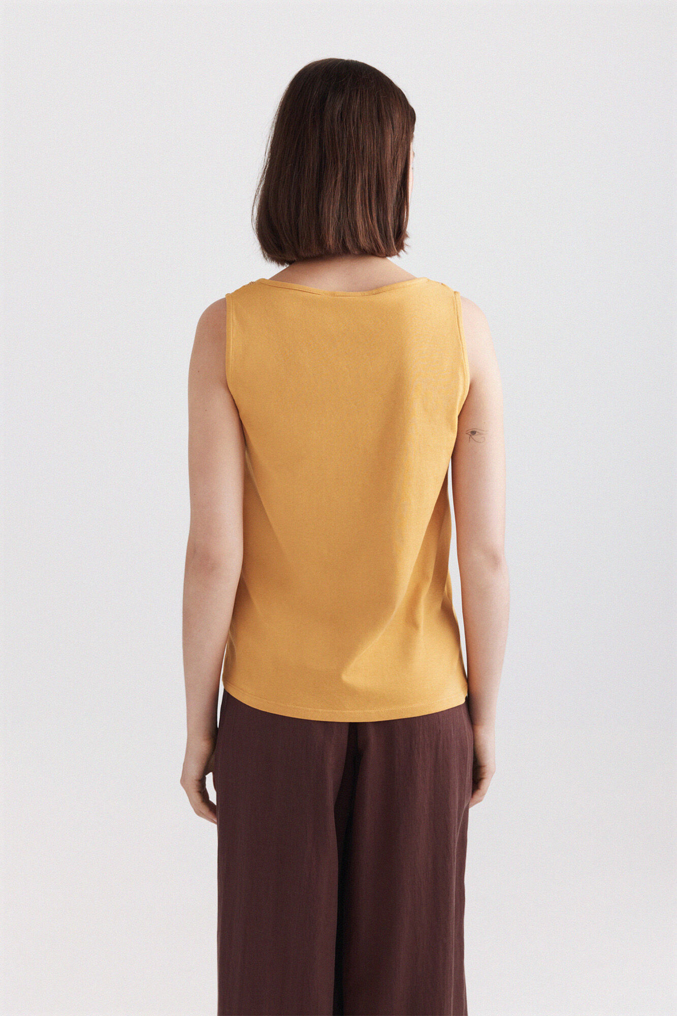 Springfield Playera sin mangas con bordado en el escote amarillo
