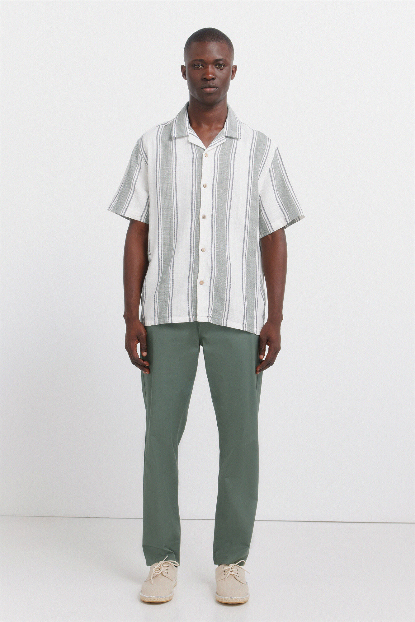 Springfield Pantal&oacute;n chino ligero c&oacute;modo slim fit