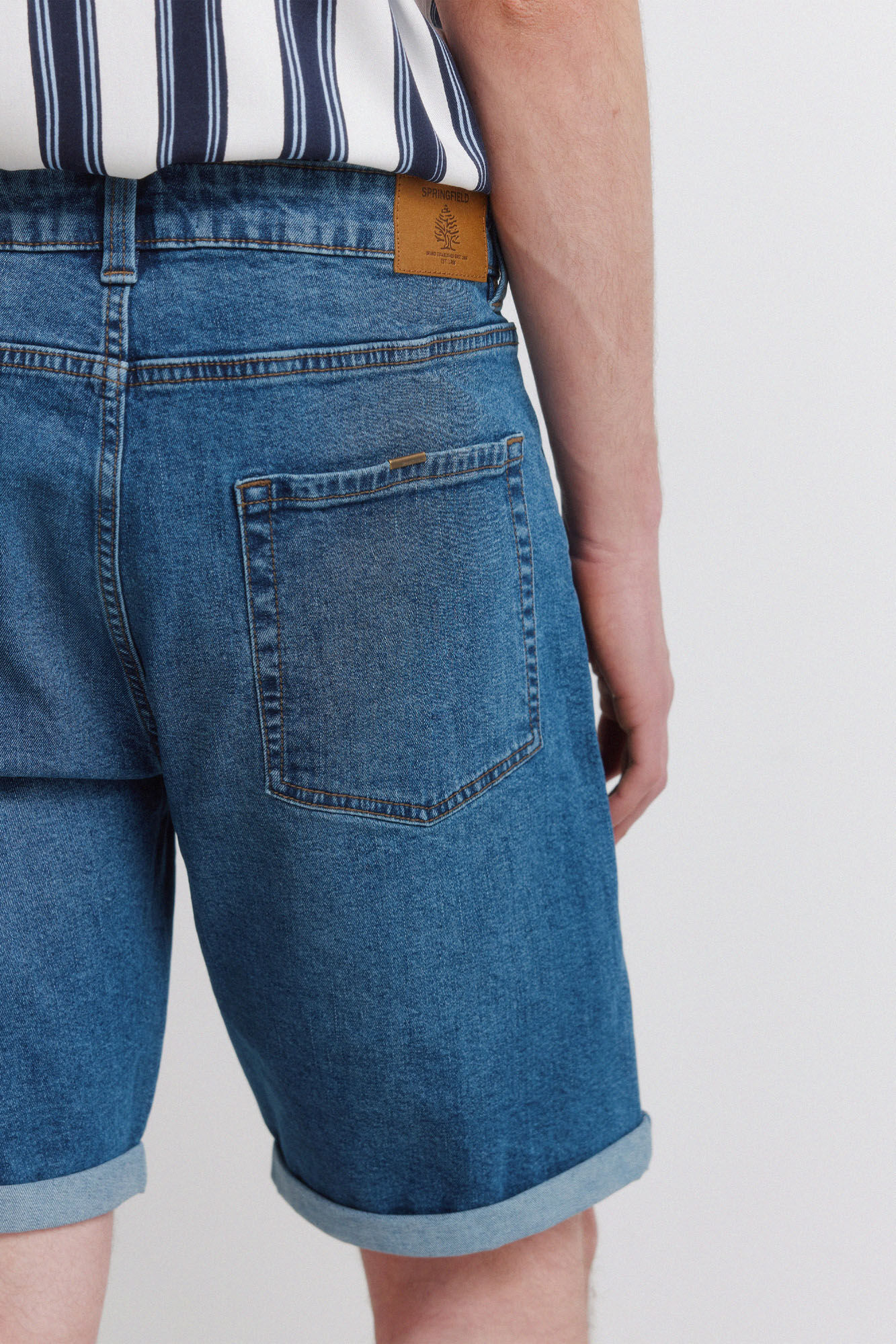 Springfield Bermuda de mezclilla b&aacute;sica slim fit azulado