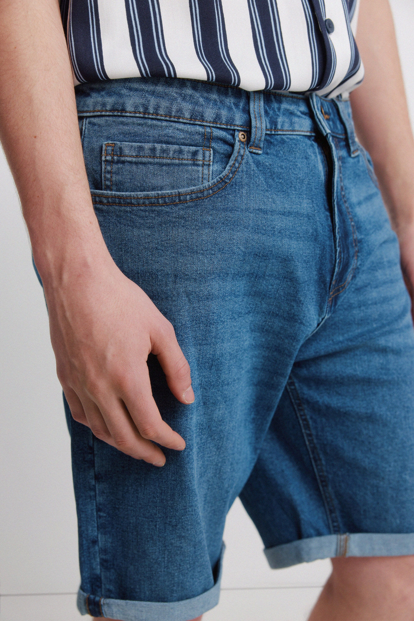 Springfield Bermuda de mezclilla b&aacute;sica slim fit azulado