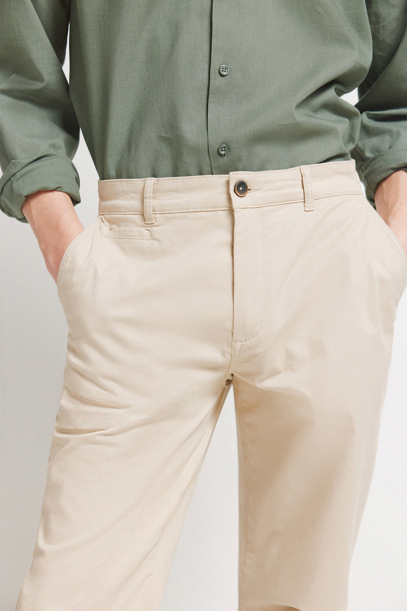 Springfield Pantal&oacute;n chino slim fit de color marfil