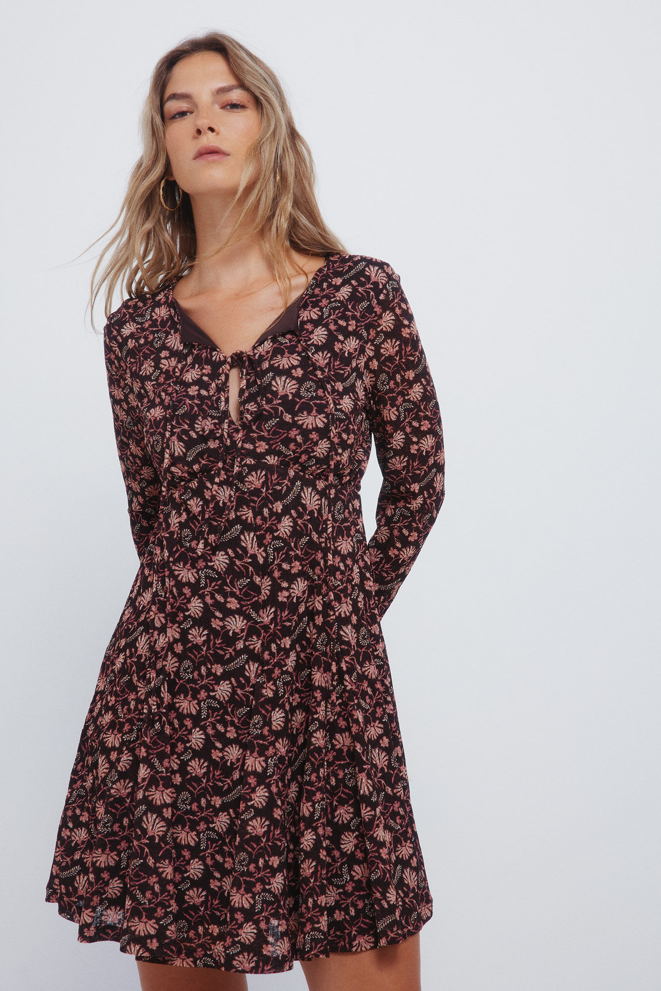 Springfield Vestido corto con escote de lazo estampado caf&eacute;