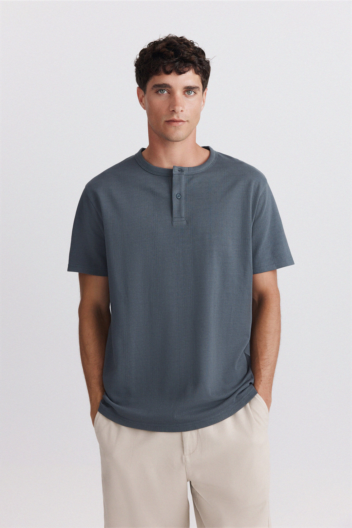 Springfield Playera cuello redondo con botones de piqu&eacute; texturizado azul indigo