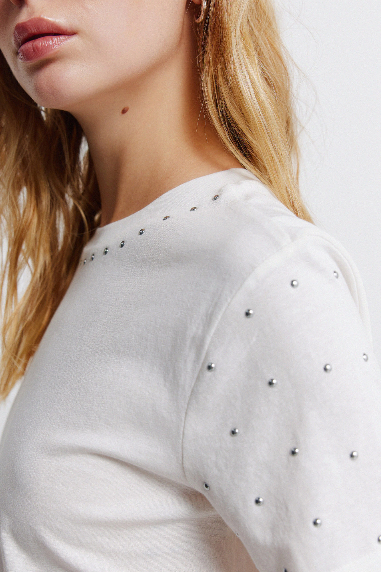 Springfield Playera manga corta con tachas marfil